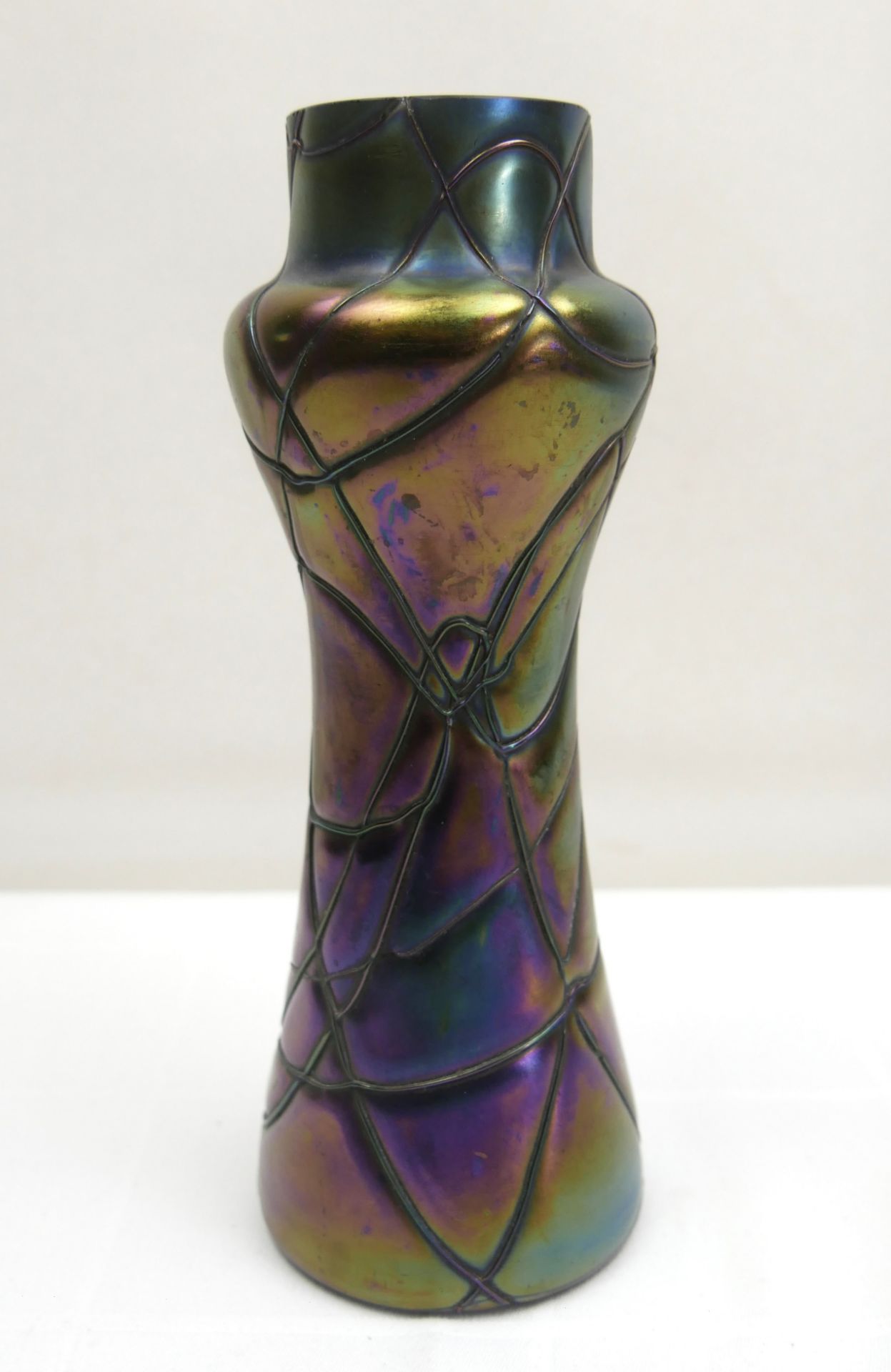 Ferdinand von Poschinger Glasvase, irisierend Fadendekor Jugendstil um 1900. Höhe ca. 22,5 cm