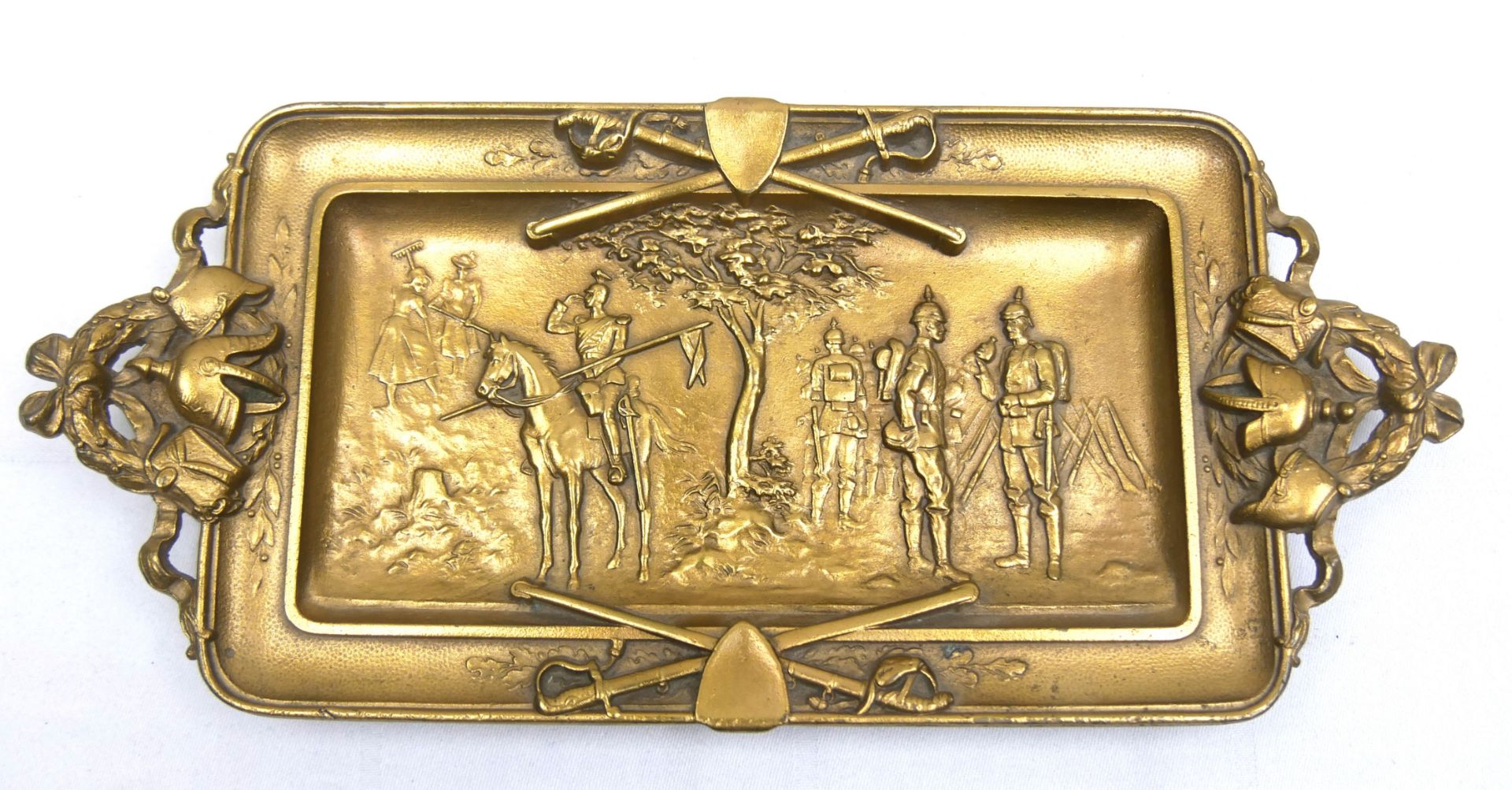 Französisches Tablett oder Vide-Poche aus Bronze mit Soldatenszene. Gekreuzten Schwertern, links und