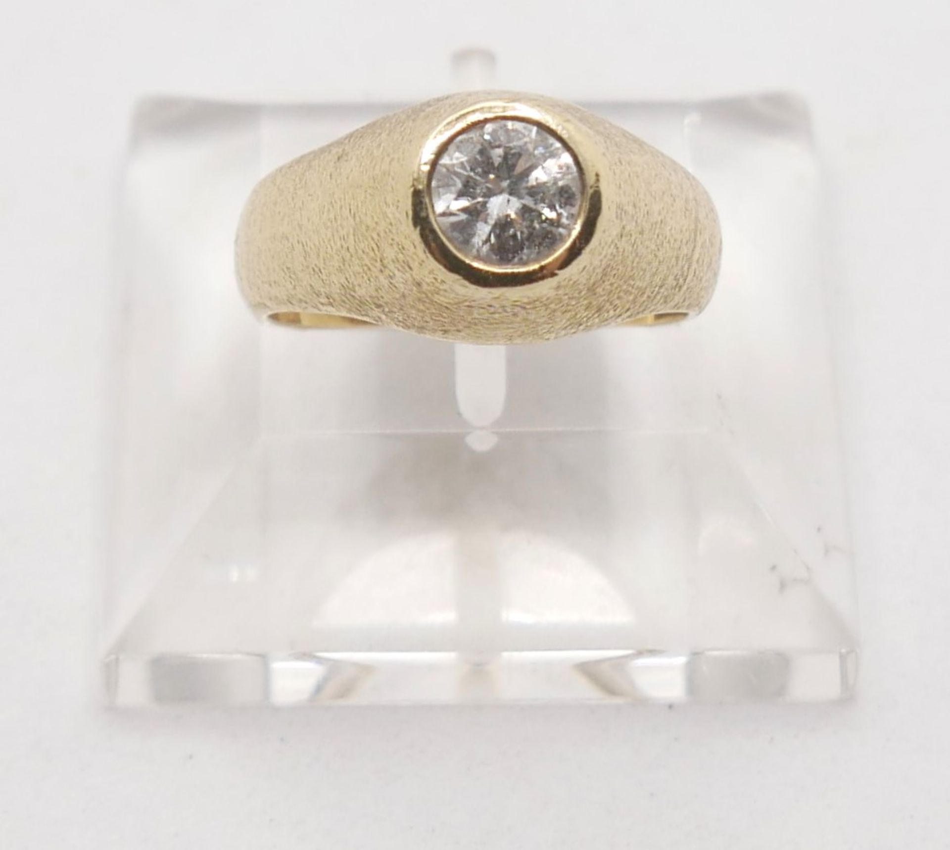 14ct Goldring, mittig besetzt mit 1 Diamant Solitär von ca. 0,6ct, Ringgröße 54, Juweliersarbeit