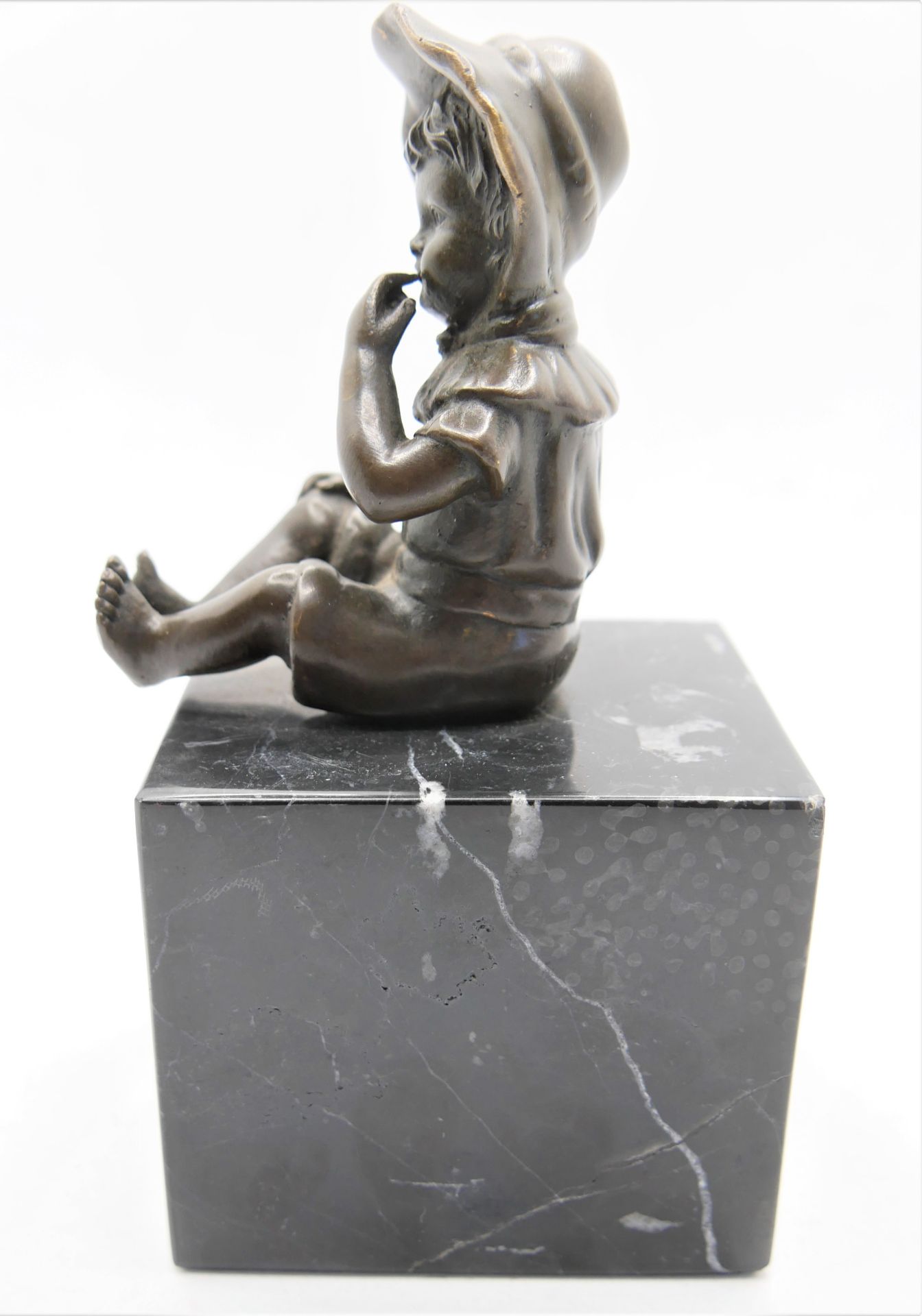 Bronze Figur " nachdenklicher Junge",gemarkt mit J.B. Deposee Garanti Paris, auf Sockel sitzend, - Bild 6 aus 6