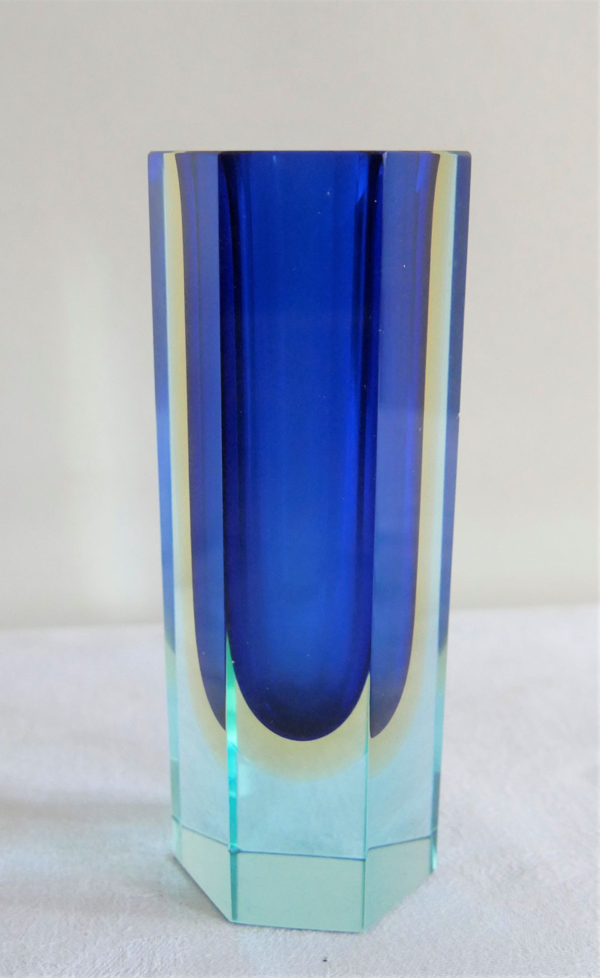 1 Murano Blockglas Vase, Space Age Farben, blau. Höhe ca. 14 cm.