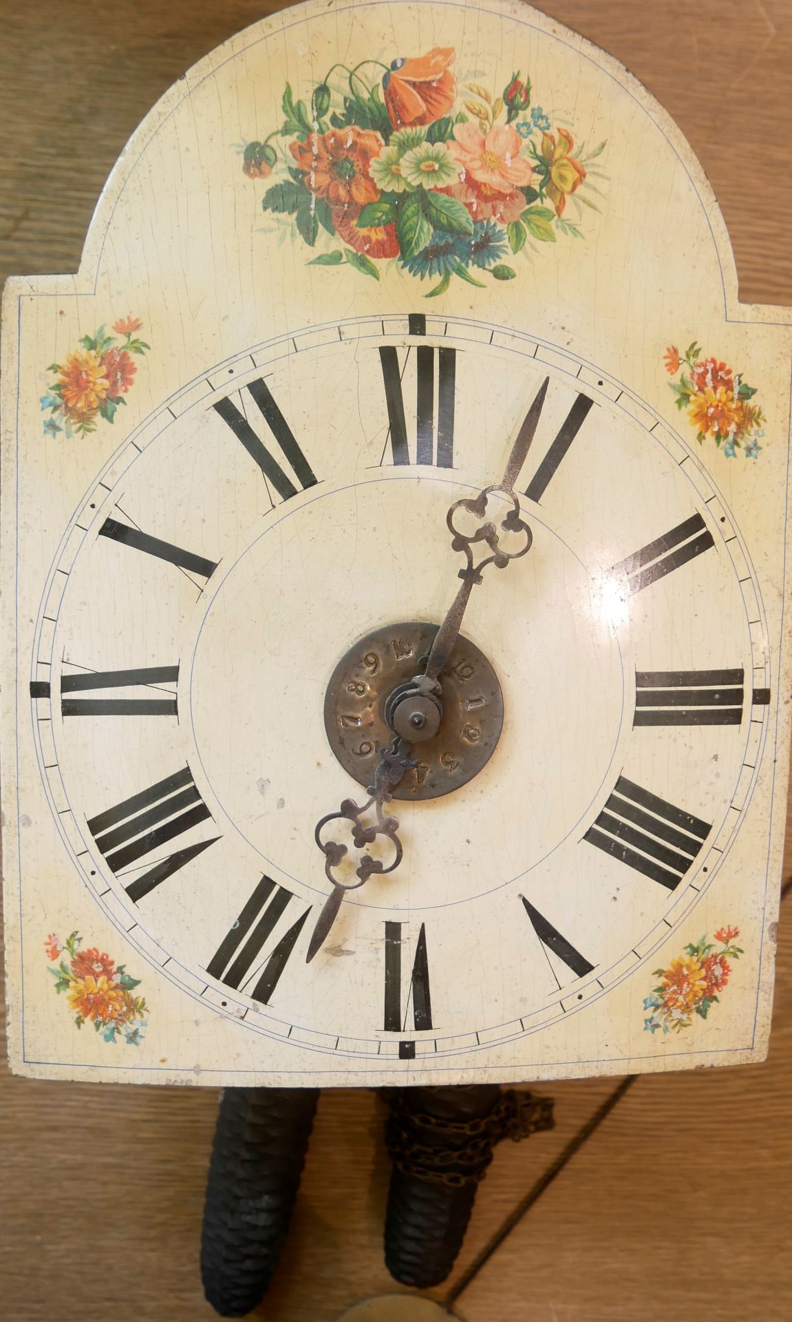 Wanduhr. Uhrwerk auf Holzplatte mit Bauernmalerei, Platte mit chip. Höhe ca. 33 cm, Breite ca. 24, - Bild 2 aus 2