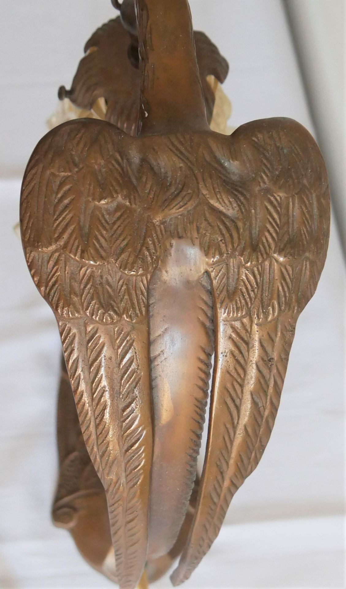 Art Deco Tischlampe in Form eines stilisierten Vogels mit einem Glaslampenschirm. Höhe ca. 34 cm - Bild 2 aus 3