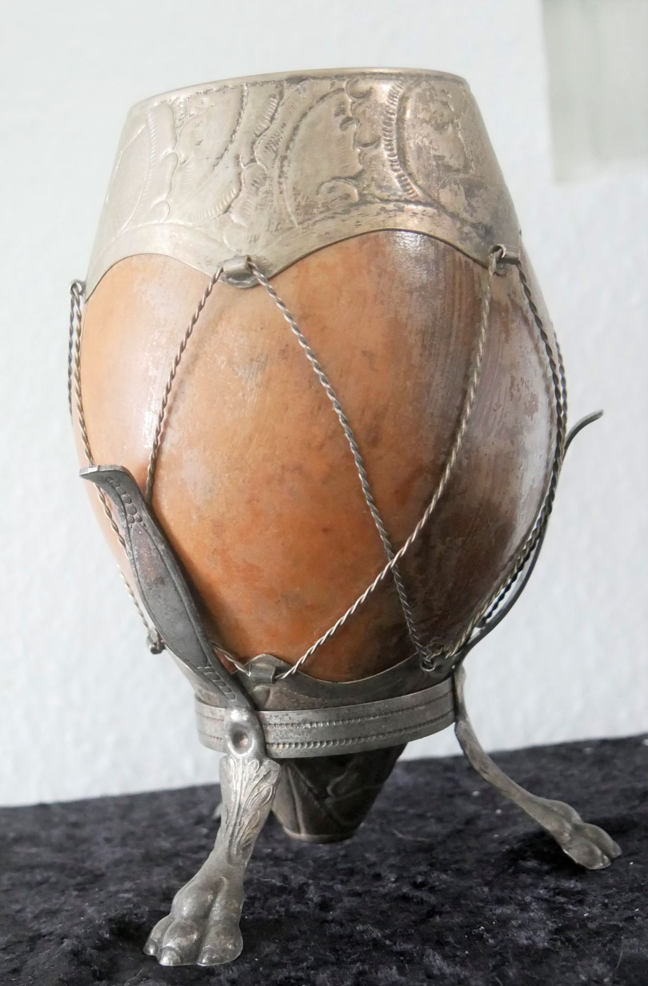 Kokosnuss Vase in versilberter Montur, mit Standfuss, herausnehmbar, Handarbeit, Höhe ca 18cm
