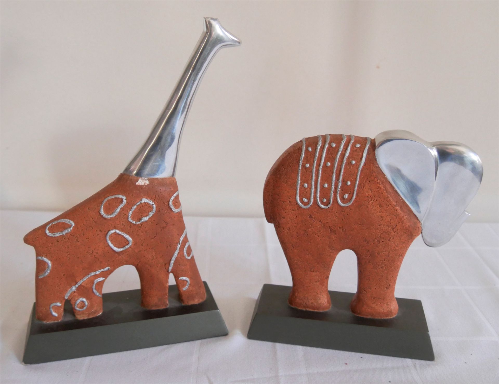 2 Figuren aus Stein- Aluminium. "Elefant und Giraffe" in ziegelrot-silber-anthrazit. Maße Elefant: - Bild 2 aus 3