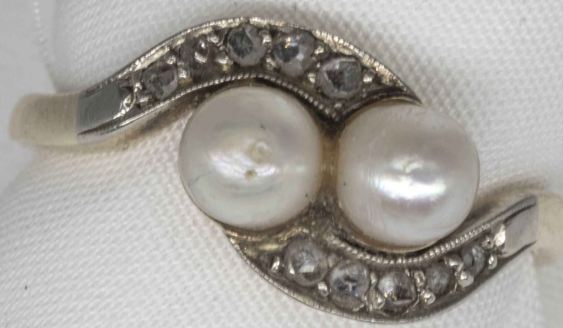 Damenring, 585er Gelbgold, besetzt mit 2 Perlen und Diamantsplitter. Ringgröße 53