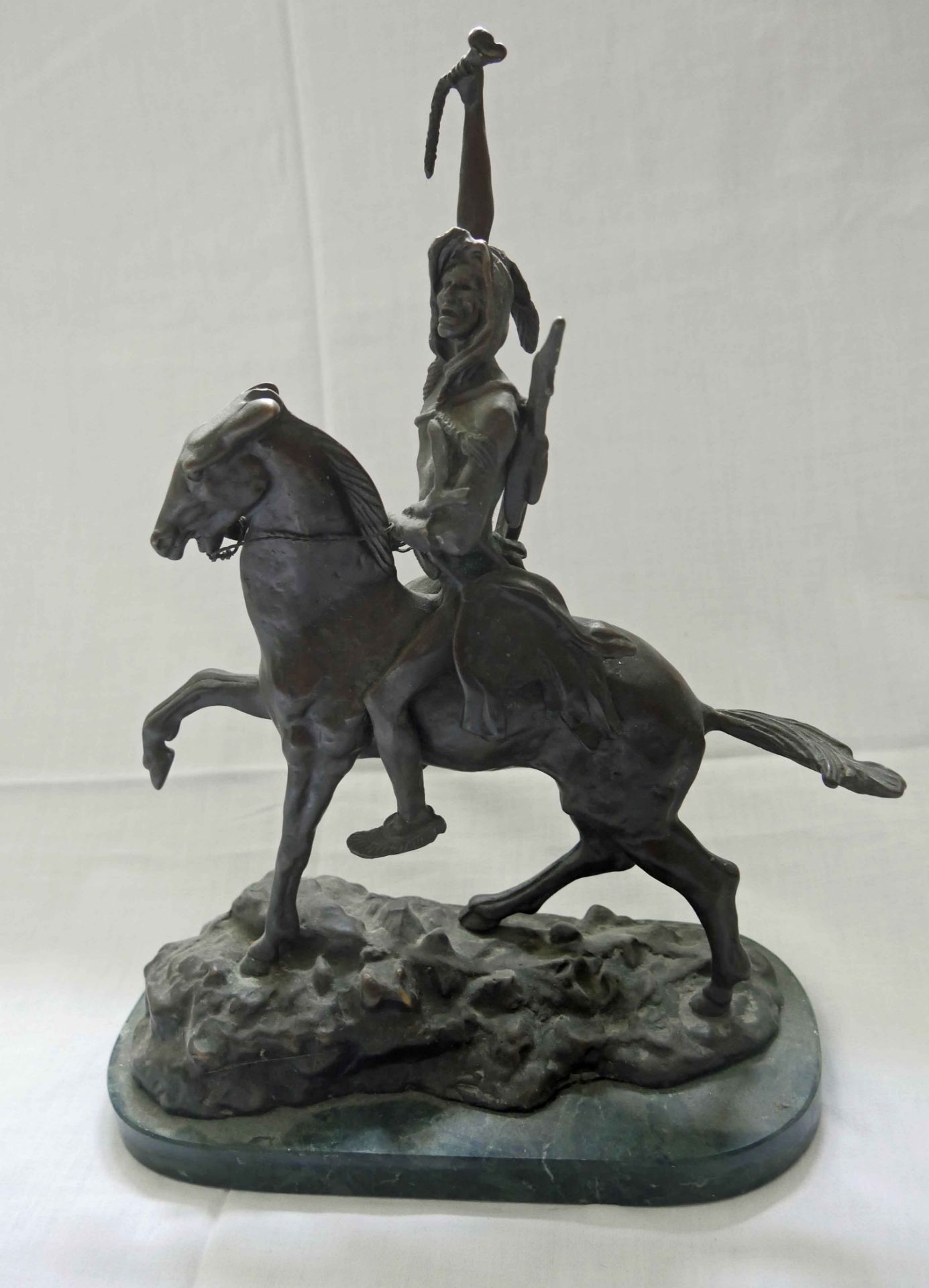 Aus Auflösung, Skulptur "Krieger zu Pferde", auf Marmorsockel, ca. 34 cm hoch, ca. 24 cm breit.