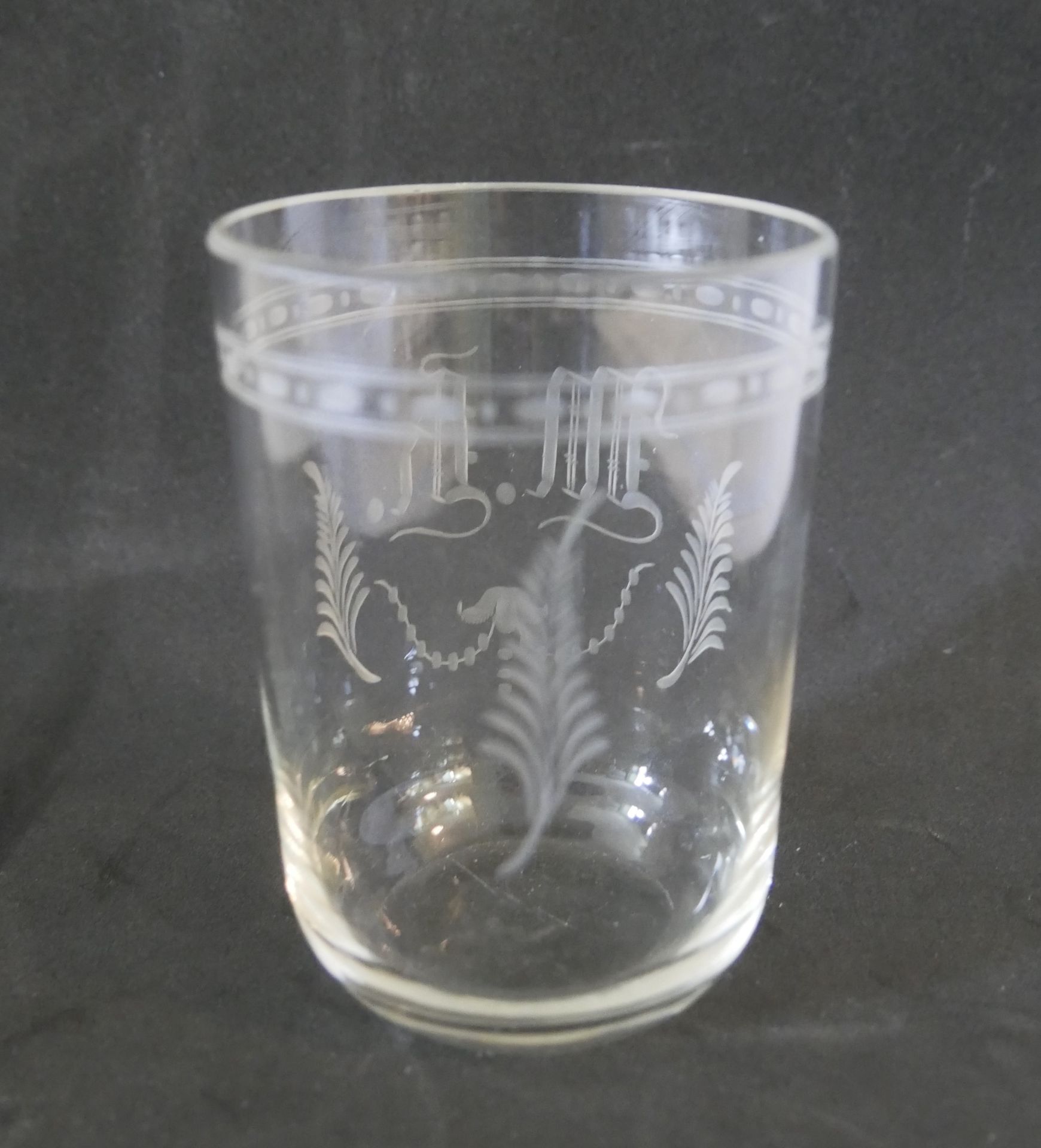 Jugendstil Trinkglas mit Monogram und Gravur. Höhe ca. 10 cm, Durchmesser ca. 7,3 cm - Bild 2 aus 2