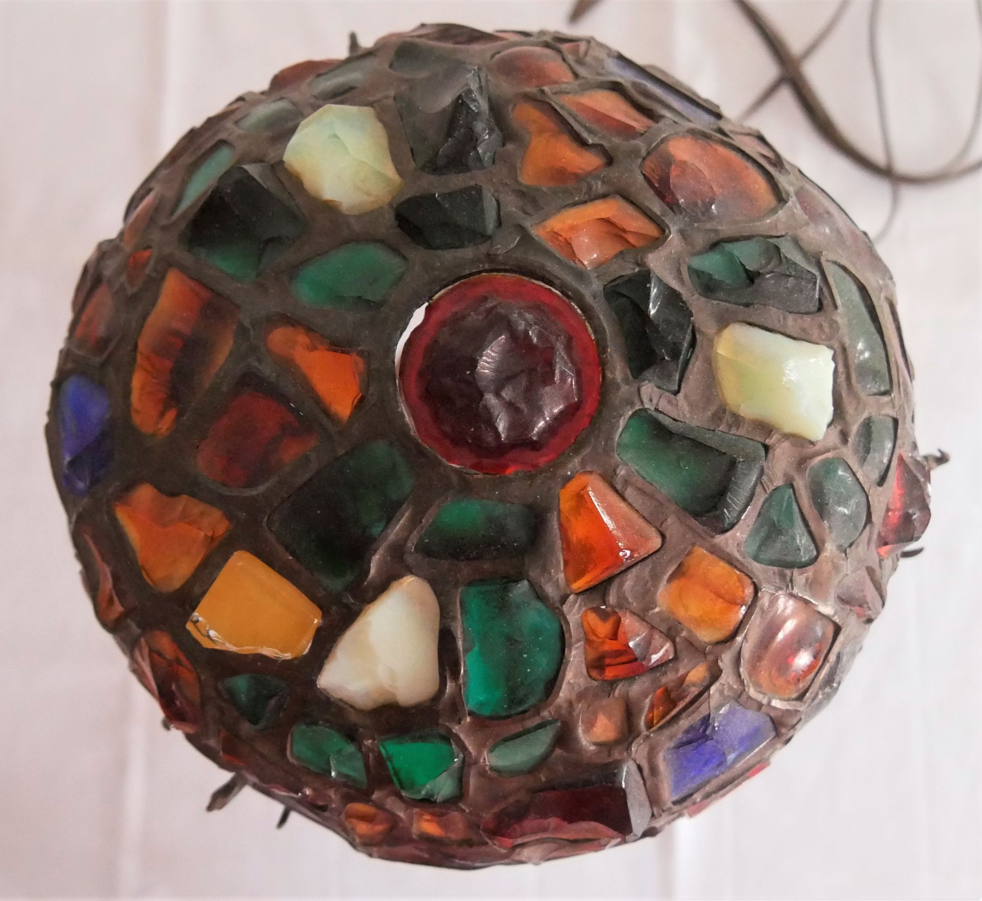 Tischlampe Tiffany mit Messingfuß in Form von Greifvögelkrallen. Lampenschirm mit - Bild 2 aus 3