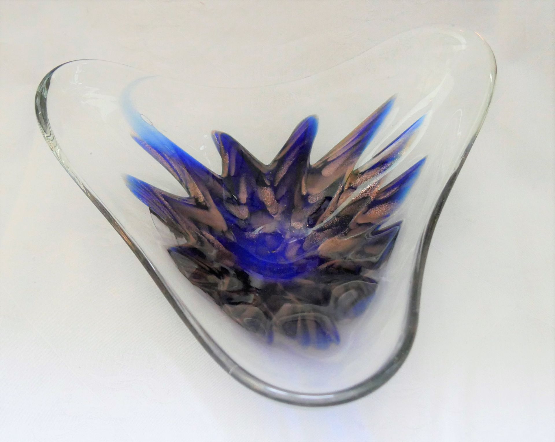 Glasschale Dreieck mit blauen und rosegoldenen Einschmelzungen. 24x24 cm. Guter Zustand.