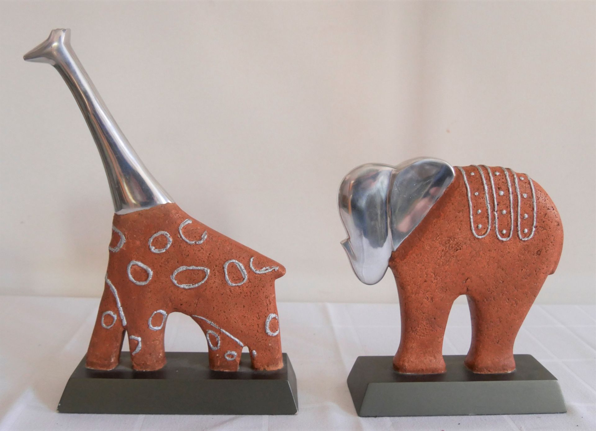 2 Figuren aus Stein- Aluminium. "Elefant und Giraffe" in ziegelrot-silber-anthrazit. Maße Elefant: