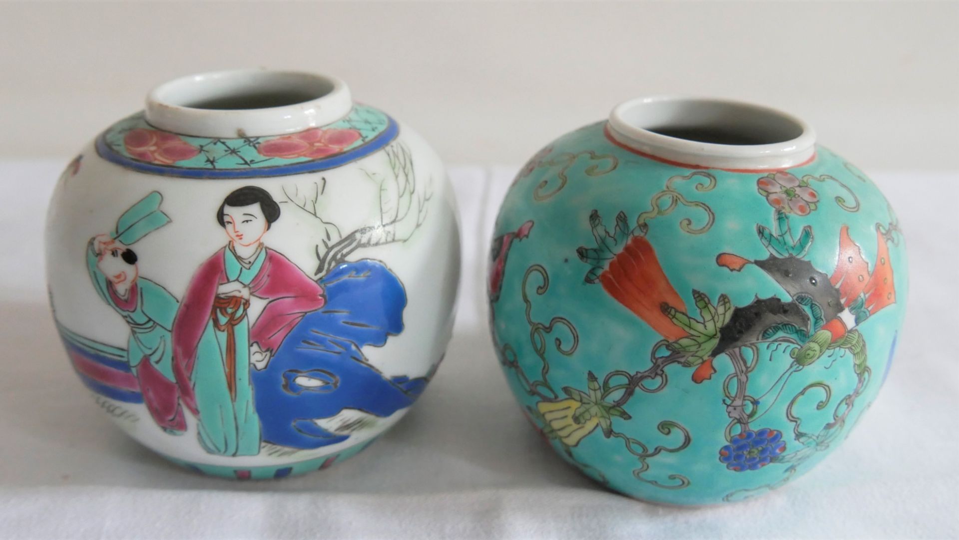 2 Porzellanvase mit chinesischen Motive, ungemarkt. Verschiedene Modelle. Höhe bis ca. 10 cm