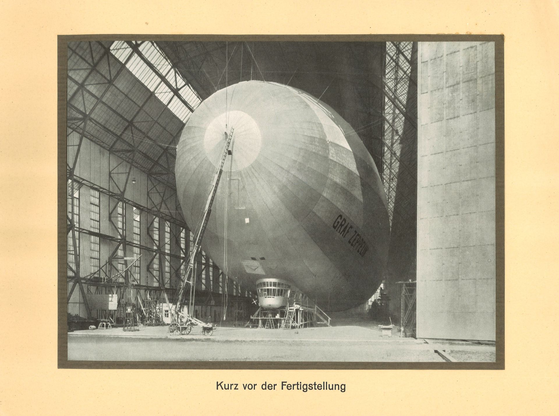 LZ 127 "Graf Zeppelin" nach 15 Originalphotographien vom Bau des Luftschiffes. Herausgegeben vom - Bild 4 aus 4