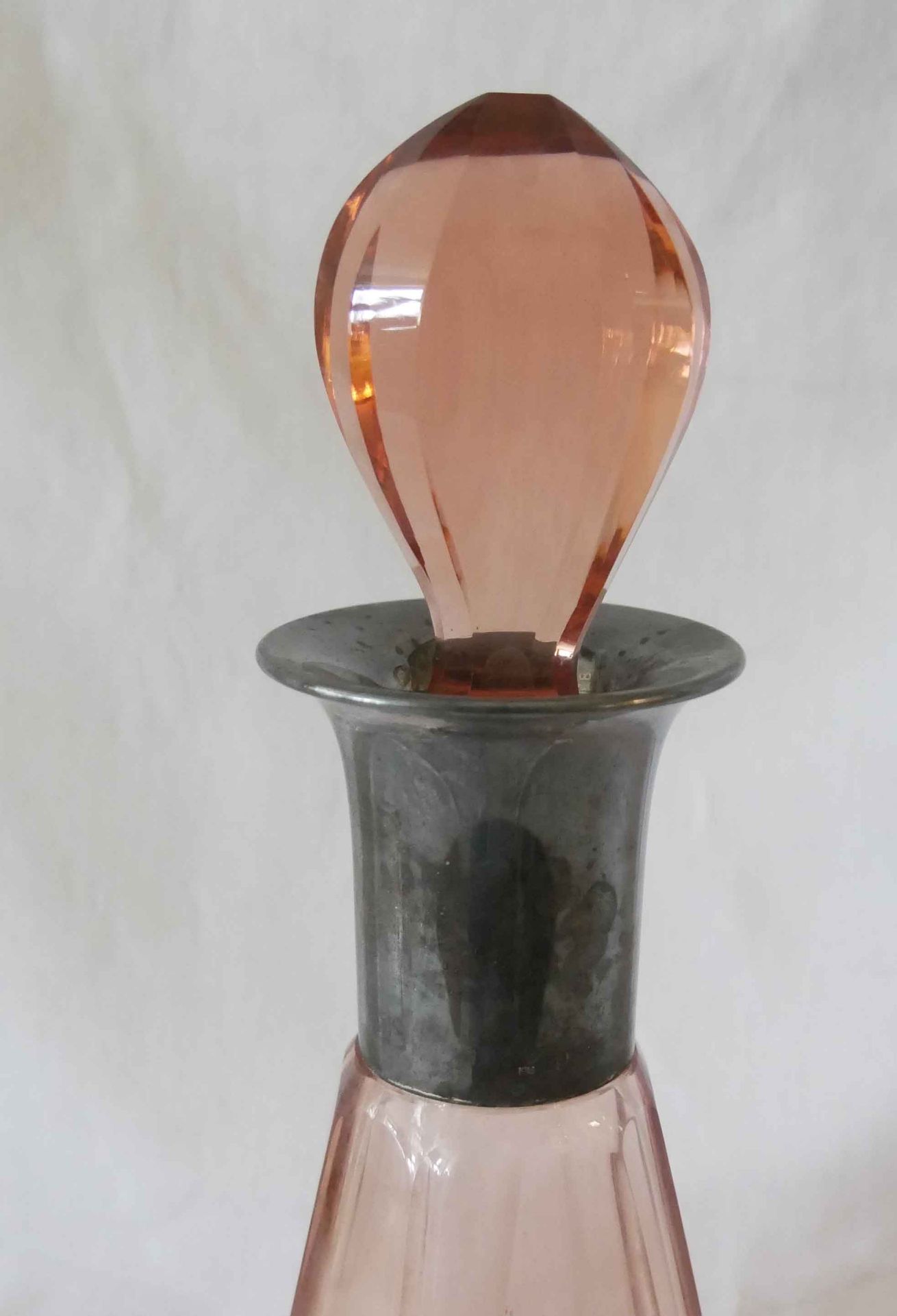 WMF Kristallglaskaraffe mit versilbertem Verschluß. WMF XO Marke, rosa/rubinfarben. Guter Zustand. - Image 2 of 2
