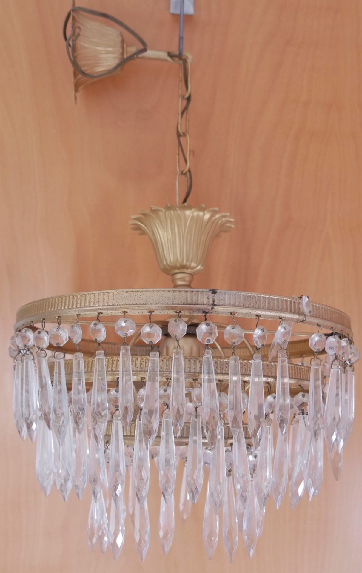 Eine alte Kristall Deckenlampe, ausgefallenes dekoratives Stück. Höhe ca. 61 cm, Durchmesser ca. - Bild 2 aus 3