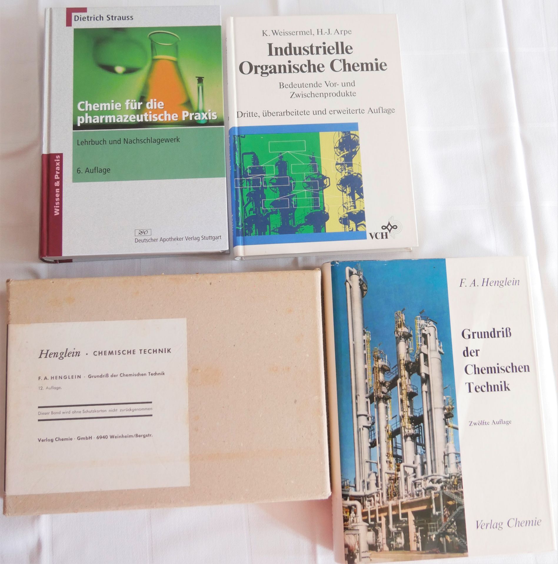 Lot Bücher zum Thema Chemie, dabei Industrielle Organische Chemie, Grundriß der chemischen Technik
