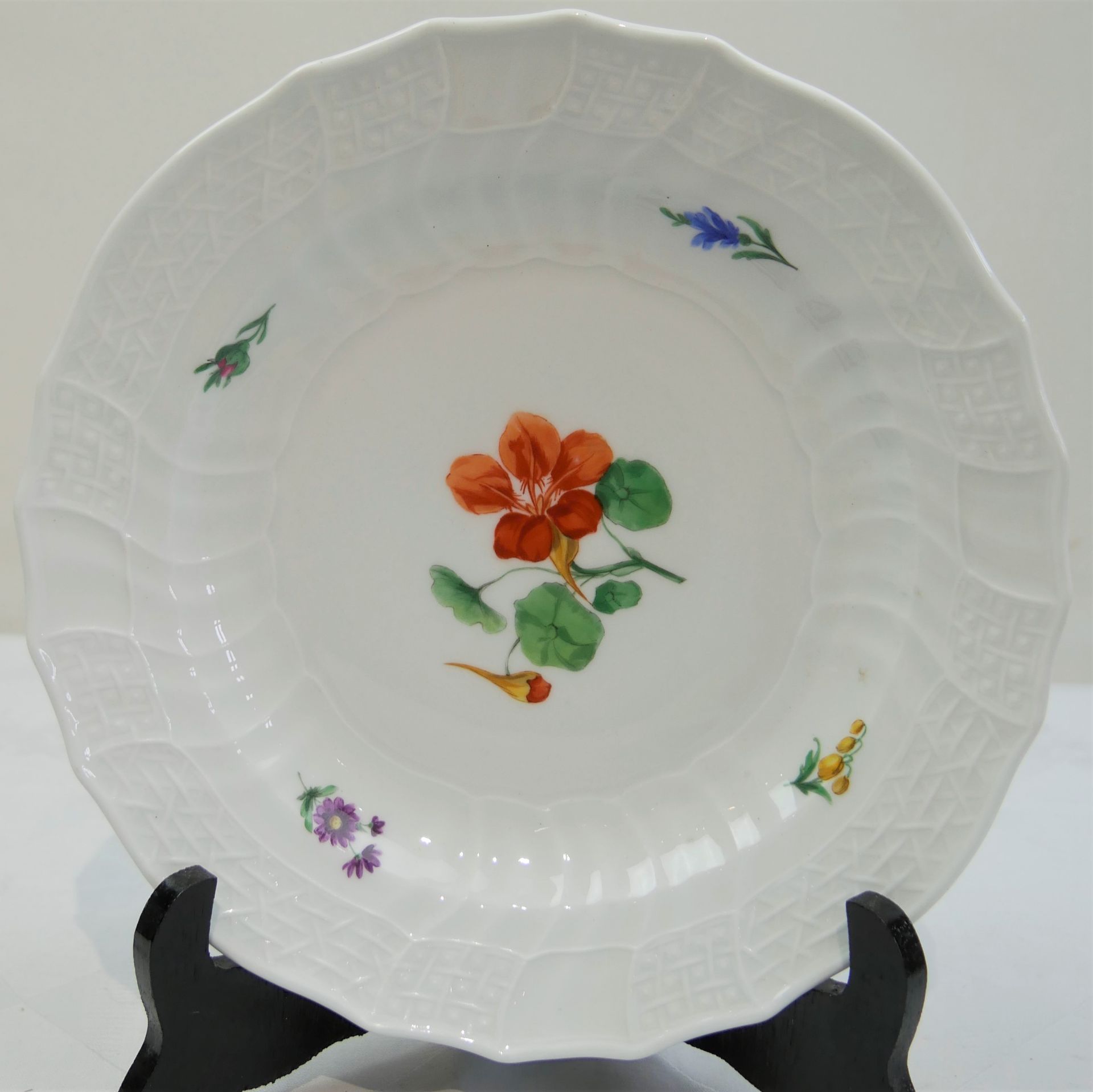 Meissen Suppenteller, 2. Wahl, Blumenmalerei 1860-1924, blaue Unterglasur Schwertermarke.