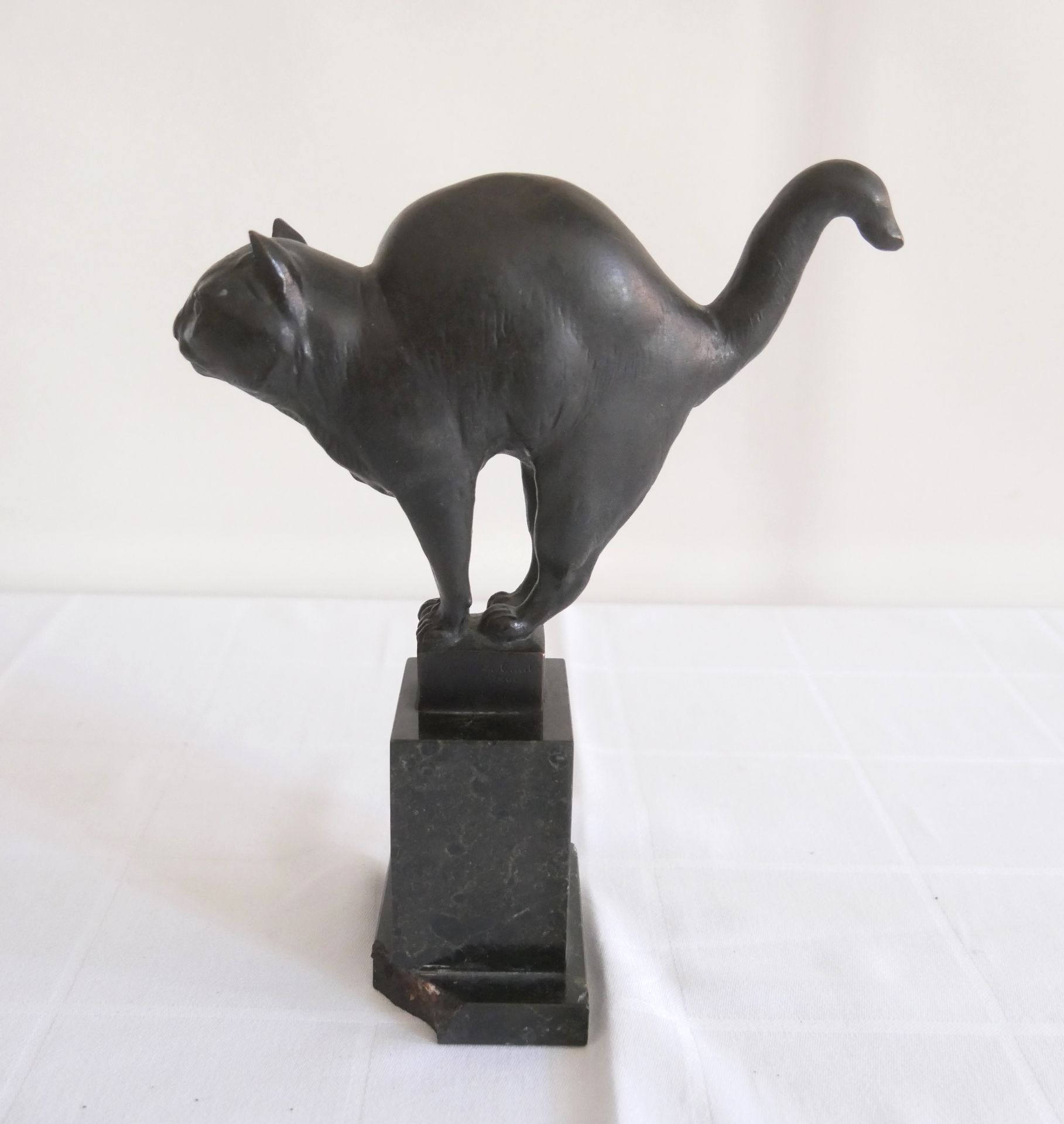 August GAUL (1869-1921), Bronze Skulptur Katze, braun/schwarze Partina, auf Marmorsockel, dieser - Bild 2 aus 5
