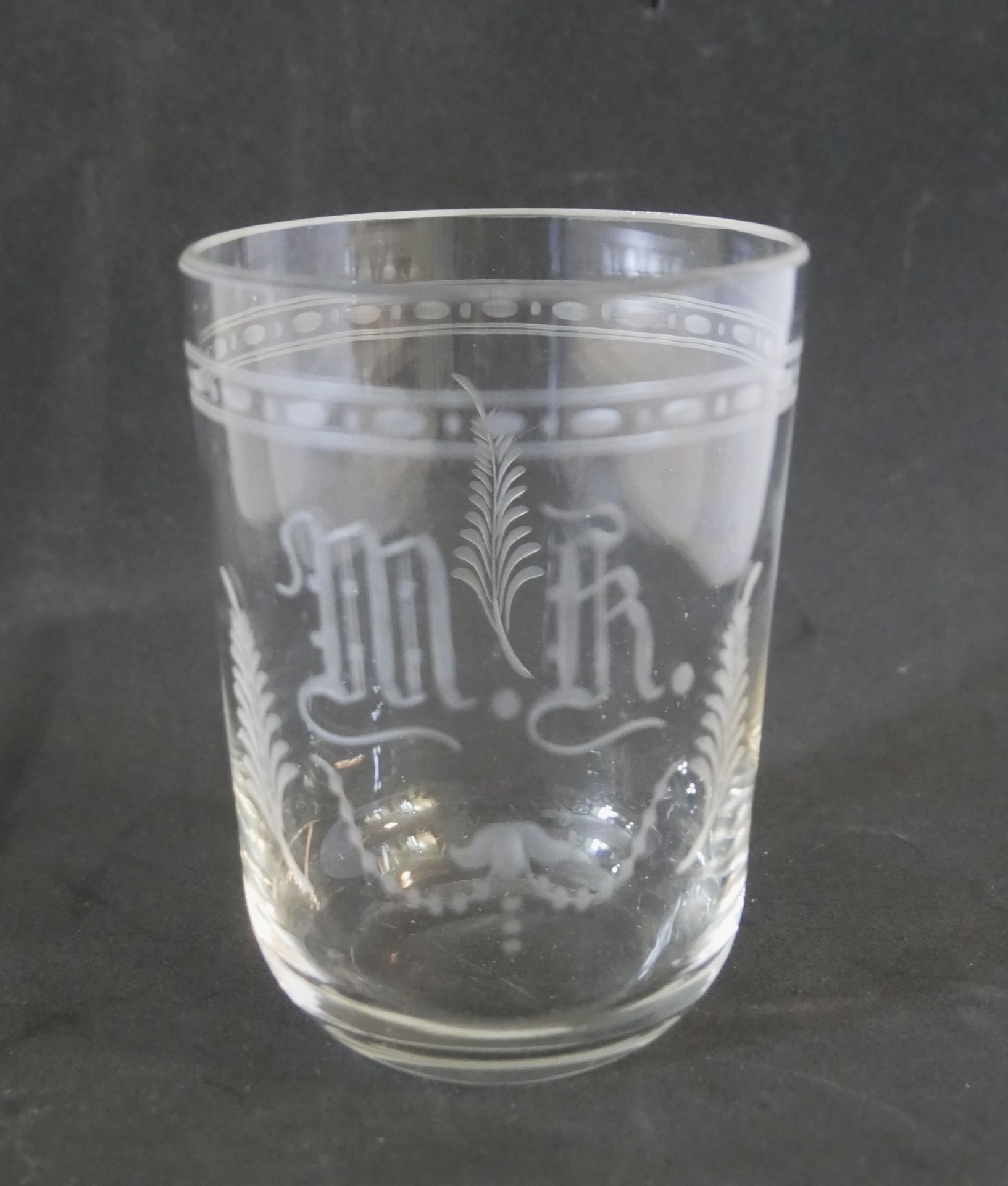 Jugendstil Trinkglas mit Monogram und Gravur. Höhe ca. 10 cm, Durchmesser ca. 7,3 cm
