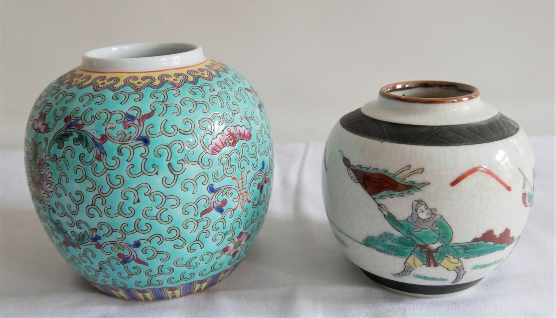 2 Porzellanvasen mit chinesischen Motiven, verschiedene Modelle. Beide Vasen gemarkt. Höhe bis ca.
