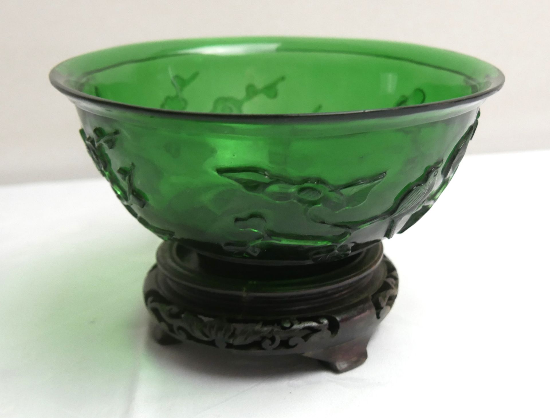 1 Glasschale China, grünes Glas teilweise erhöht, aus Sammlung auf Holzpodest. Durchmesser ca. 16