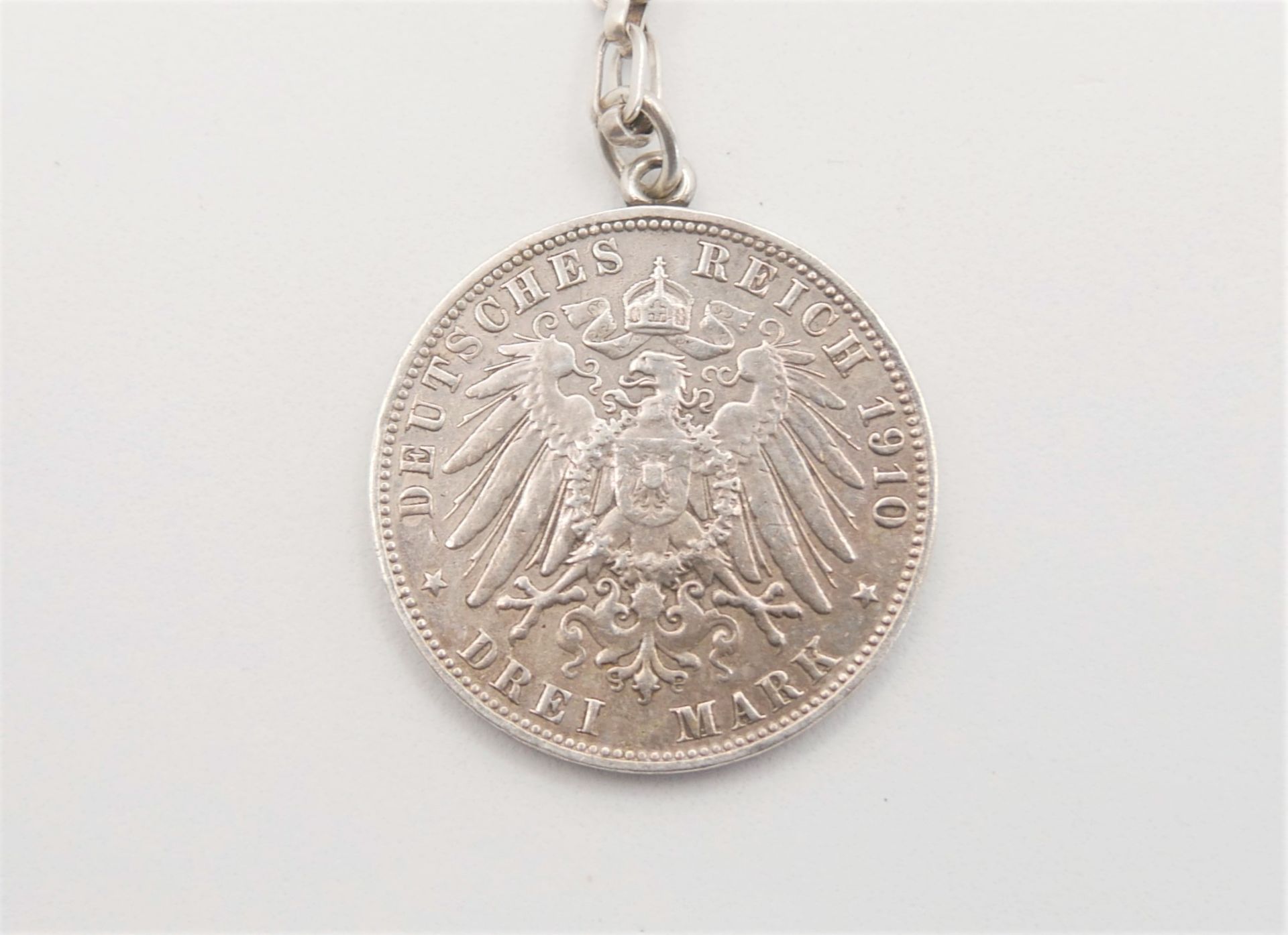 Münze Drei Mark Deutsches Reich 1910 Freie und Hansestadt Hamburg, gehenkelt an 835er Silberkette. - Bild 3 aus 3