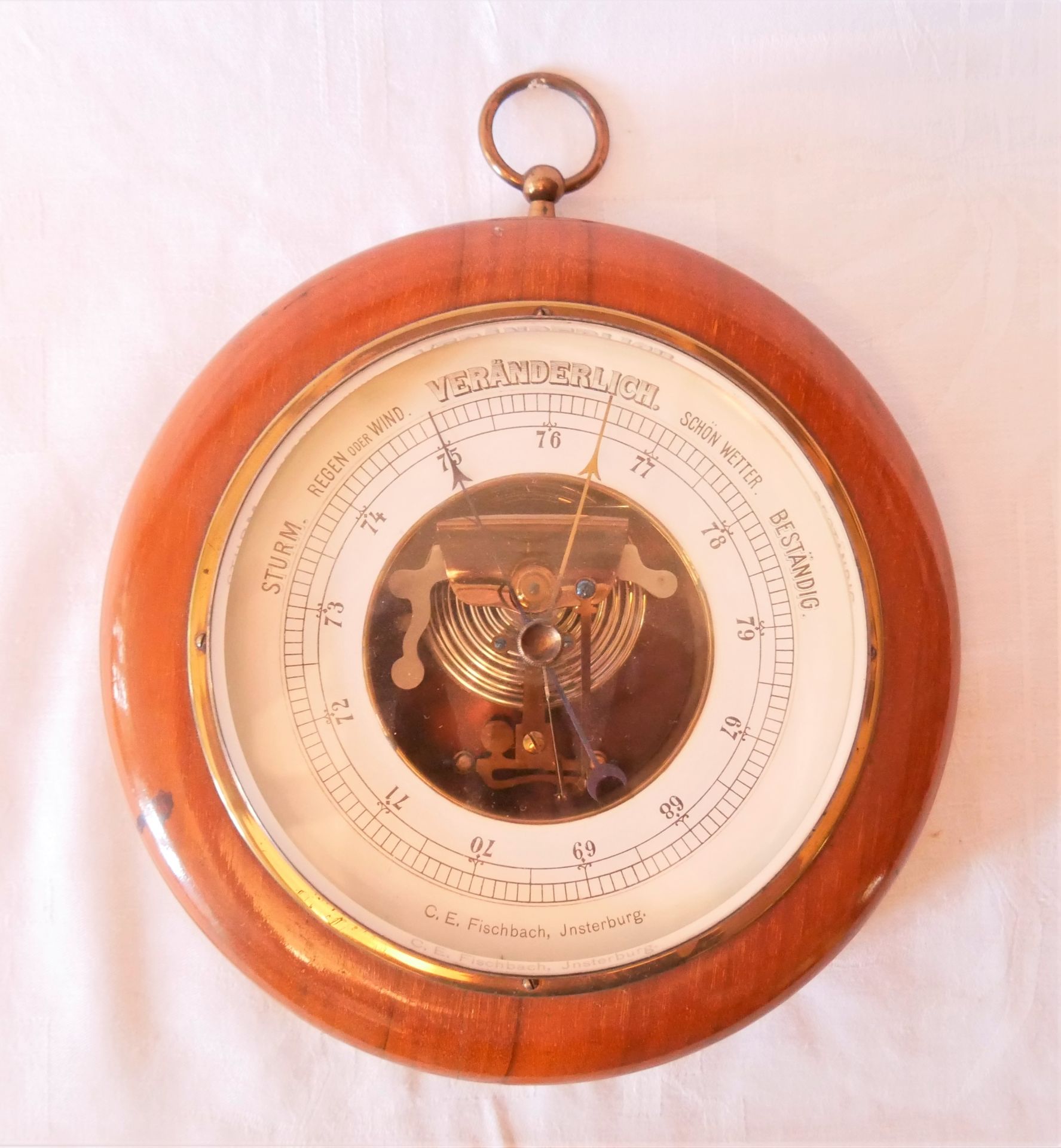 Barometer in Holzgehäuse, E.E. Fischbach, Jnsterburg. Auf Funktion nicht geprüft. Durchmesser ca.
