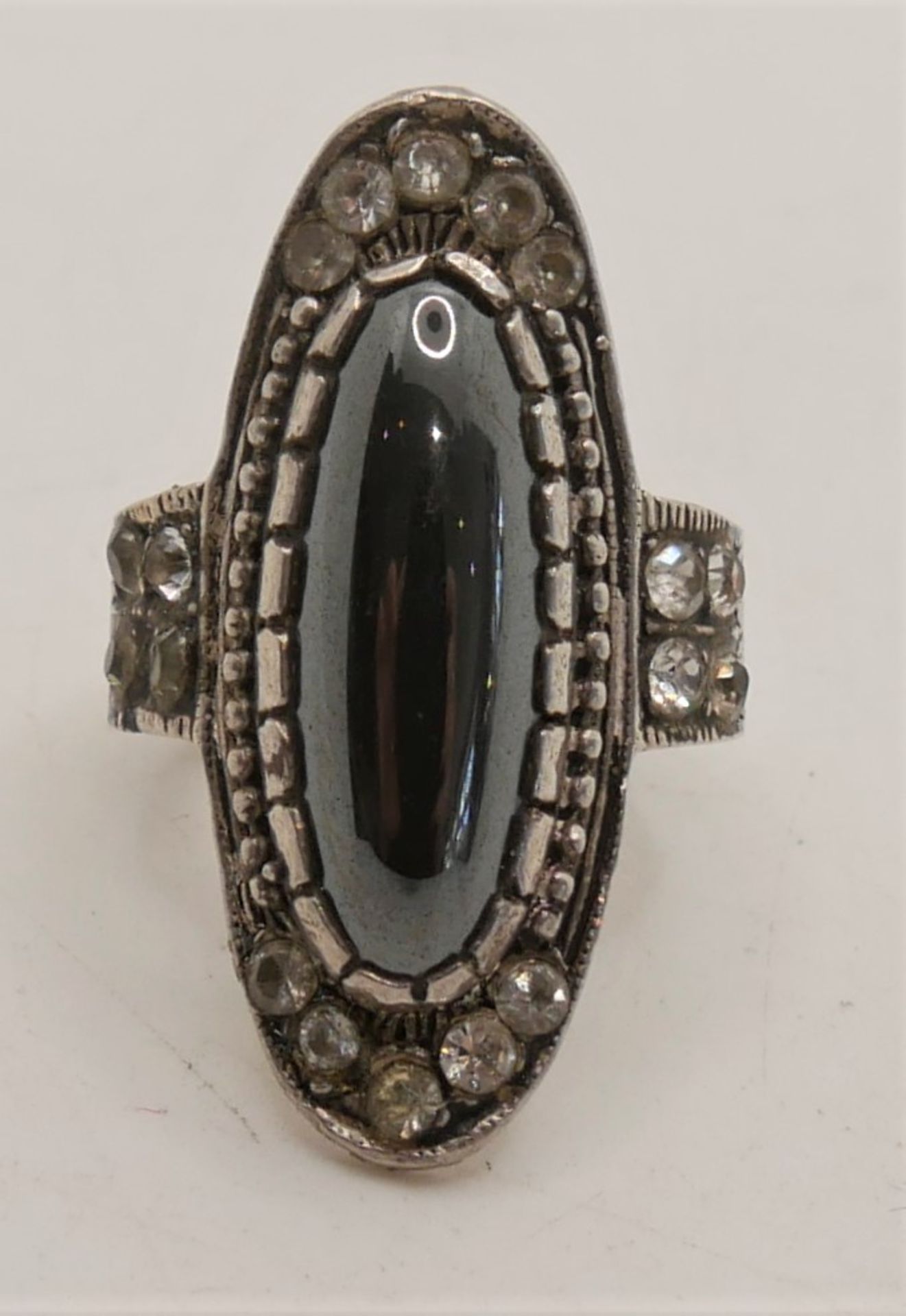 Damenring, 925er Silber, besetzt mit Hämatit. Ringgröße 55