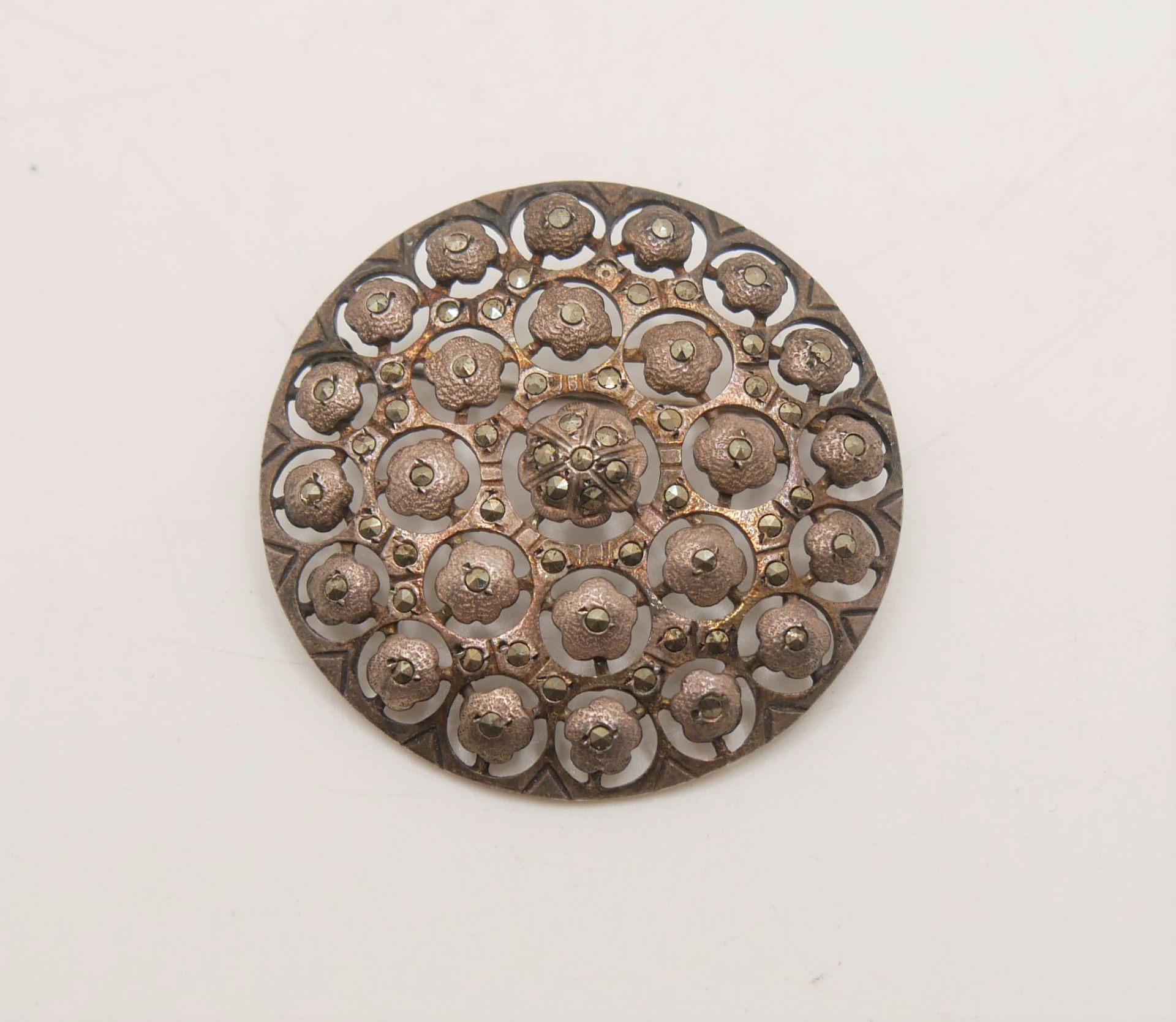 Brosche, 835er Silber, mit Markasiten besetzt. Durchmesser ca. 4 cm