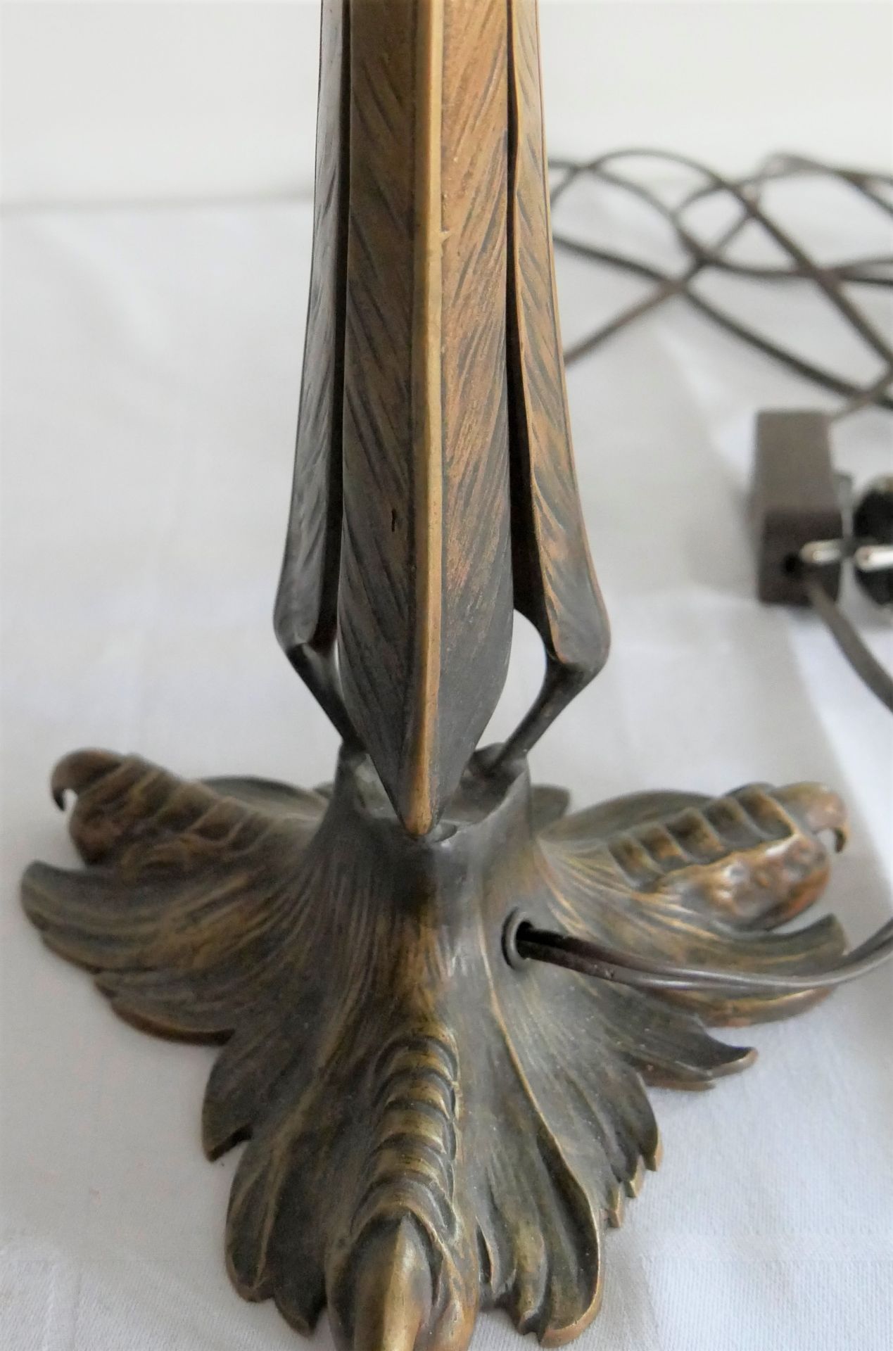 Tischlampe Tiffany mit Messingfuß in Form von Greifvögelkrallen. Lampenschirm mit - Bild 3 aus 3