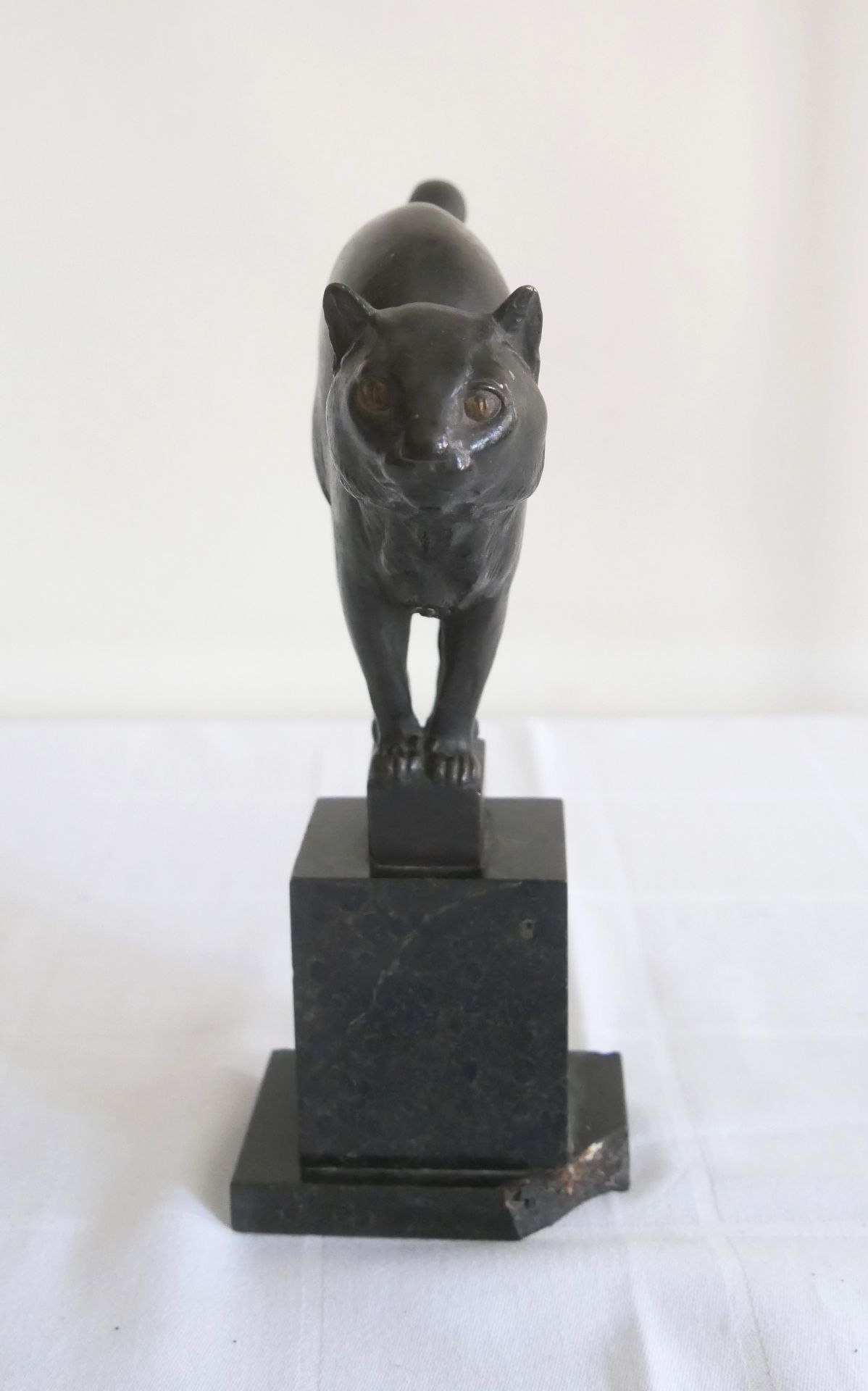 August GAUL (1869-1921), Bronze Skulptur Katze, braun/schwarze Partina, auf Marmorsockel, dieser