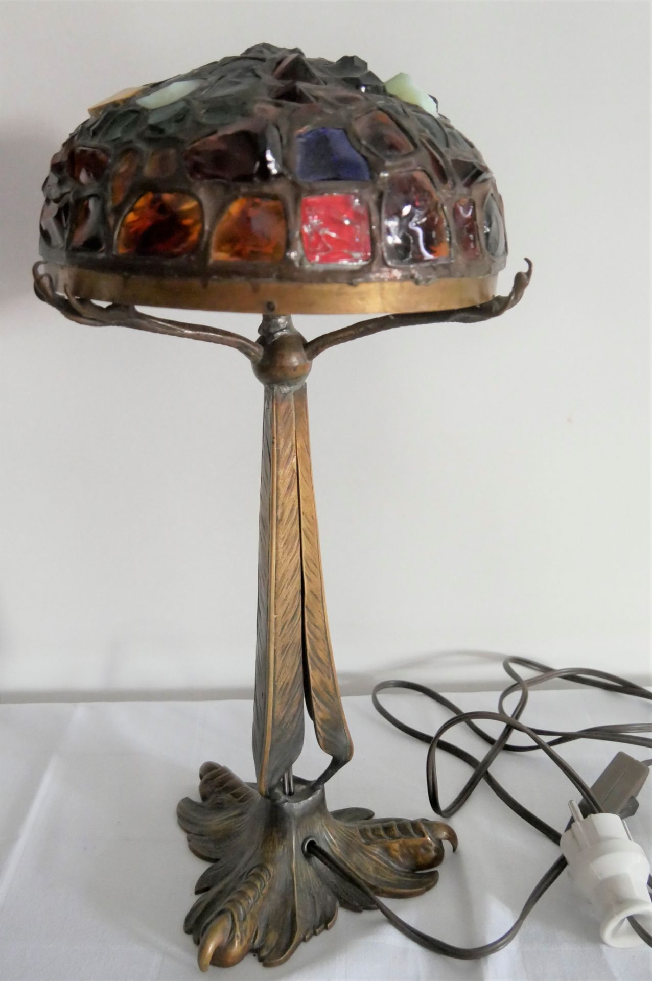 Tischlampe Tiffany mit Messingfuß in Form von Greifvögelkrallen. Lampenschirm mit