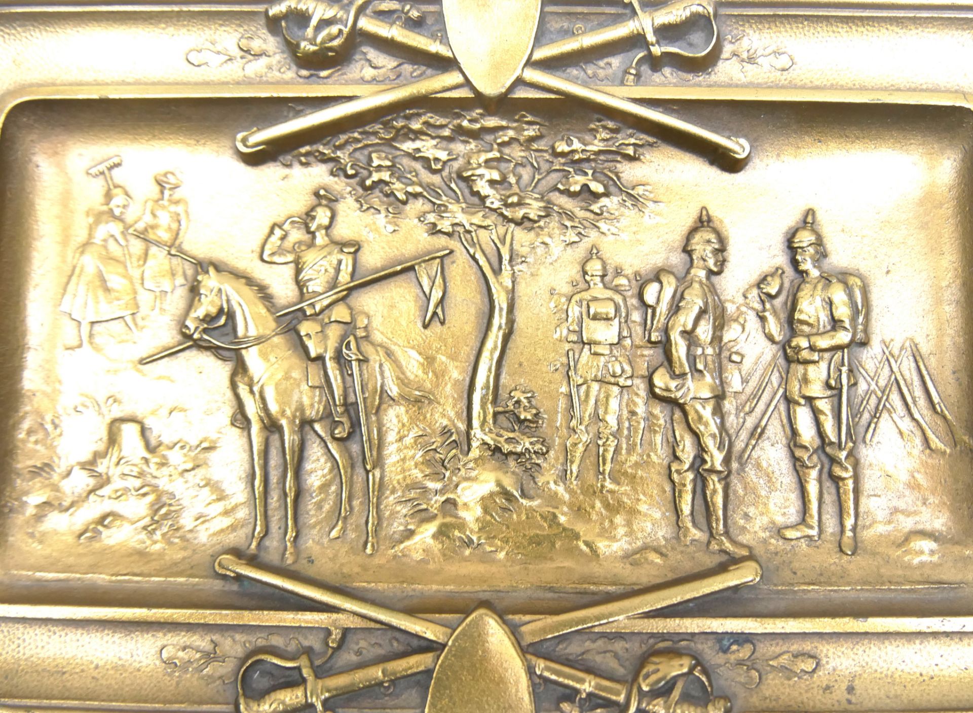 Französisches Tablett oder Vide-Poche aus Bronze mit Soldatenszene. Gekreuzten Schwertern, links und - Bild 2 aus 2