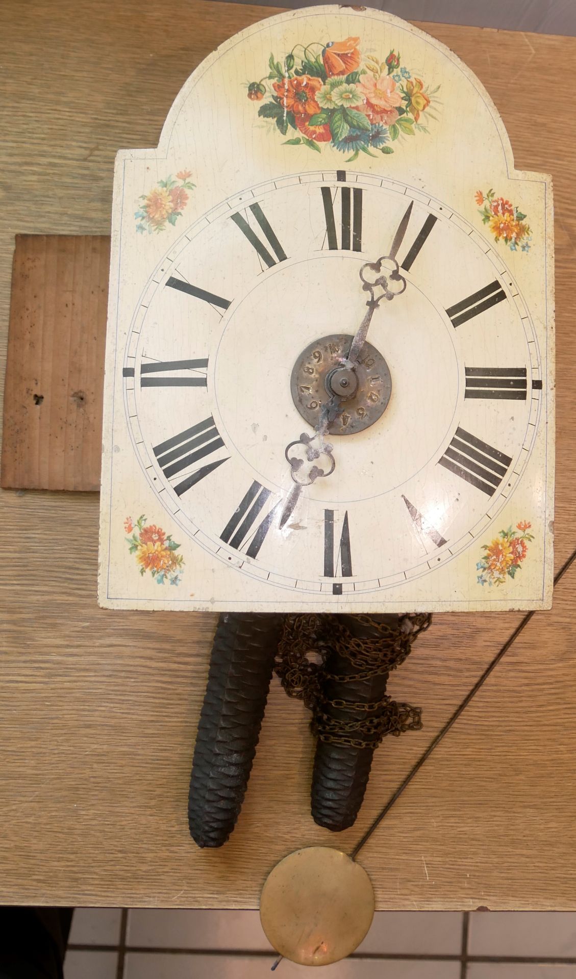 Wanduhr. Uhrwerk auf Holzplatte mit Bauernmalerei, Platte mit chip. Höhe ca. 33 cm, Breite ca. 24,
