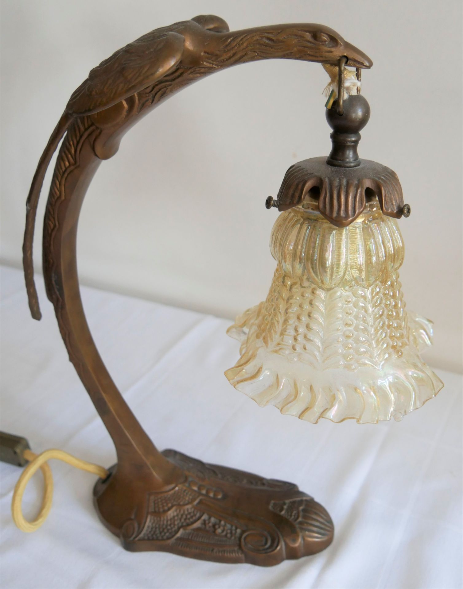 Art Deco Tischlampe in Form eines stilisierten Vogels mit einem Glaslampenschirm. Höhe ca. 34 cm - Bild 3 aus 3