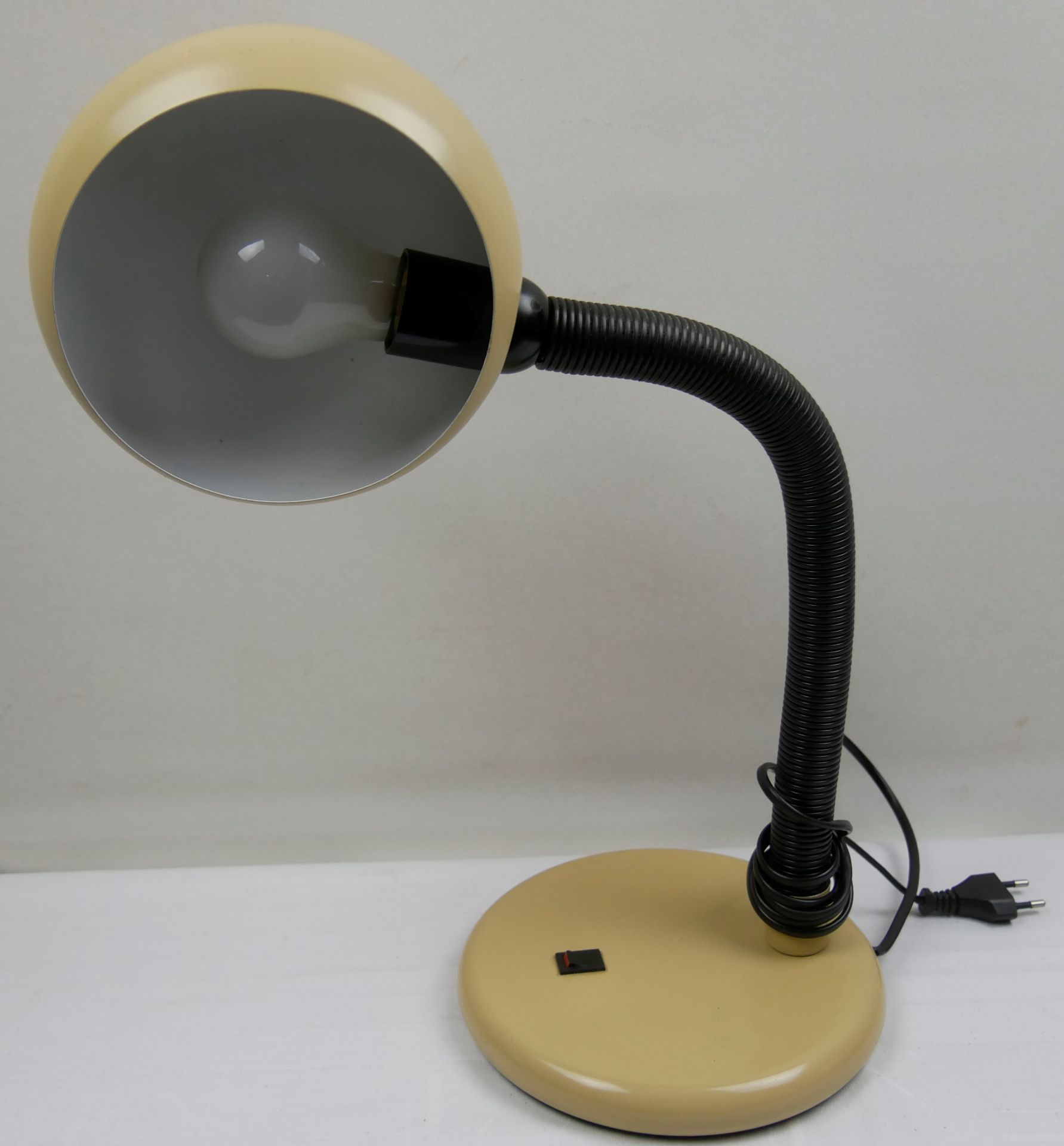 Brennenstuhl Bürotischlampe in Braun/Cremefarben. Typ B-136-75. Recht guter Zustand.Höhe ca. 58 cm - Bild 2 aus 2