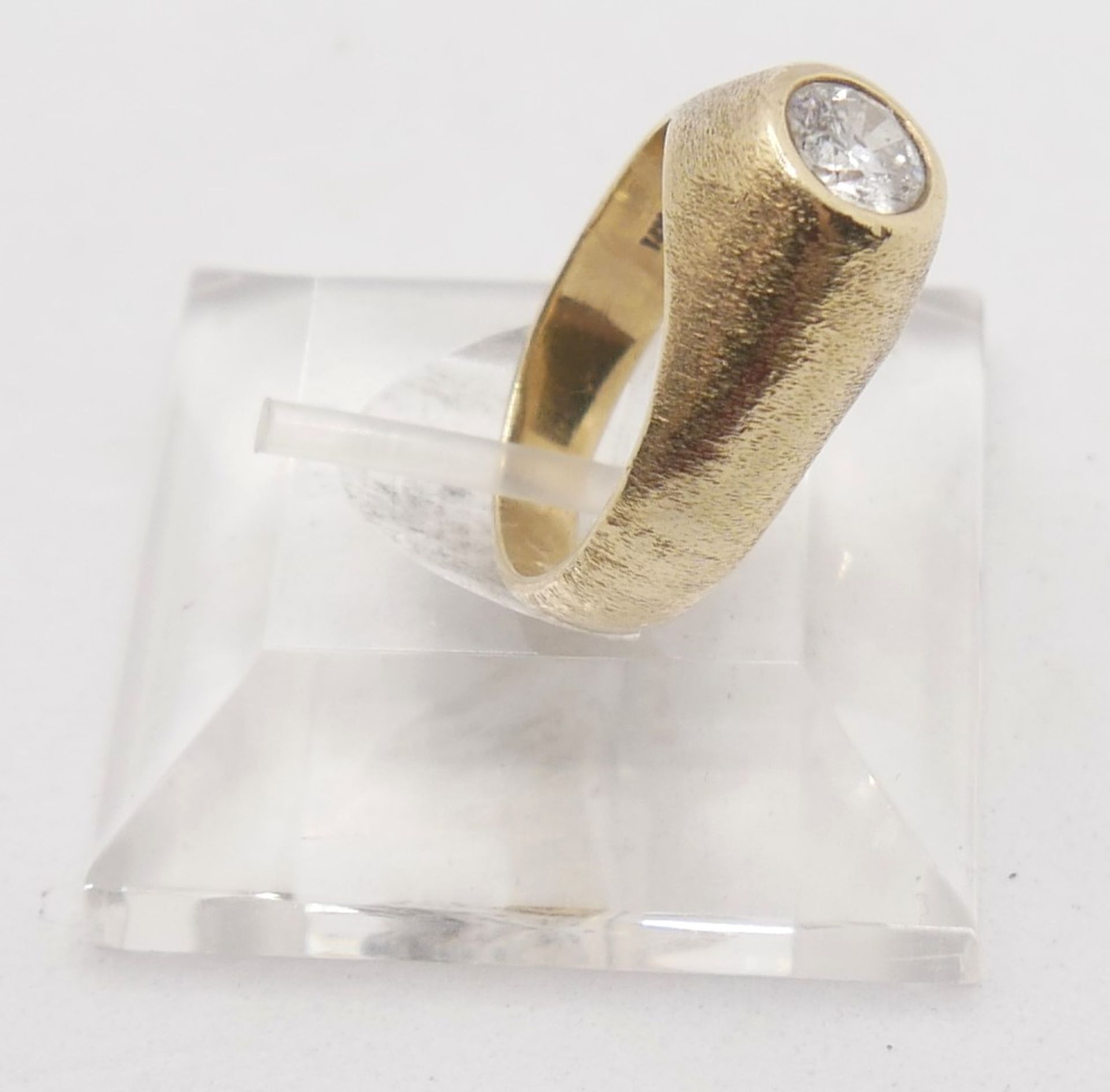 14ct Goldring, mittig besetzt mit 1 Diamant Solitär von ca. 0,6ct, Ringgröße 54, Juweliersarbeit - Bild 2 aus 2