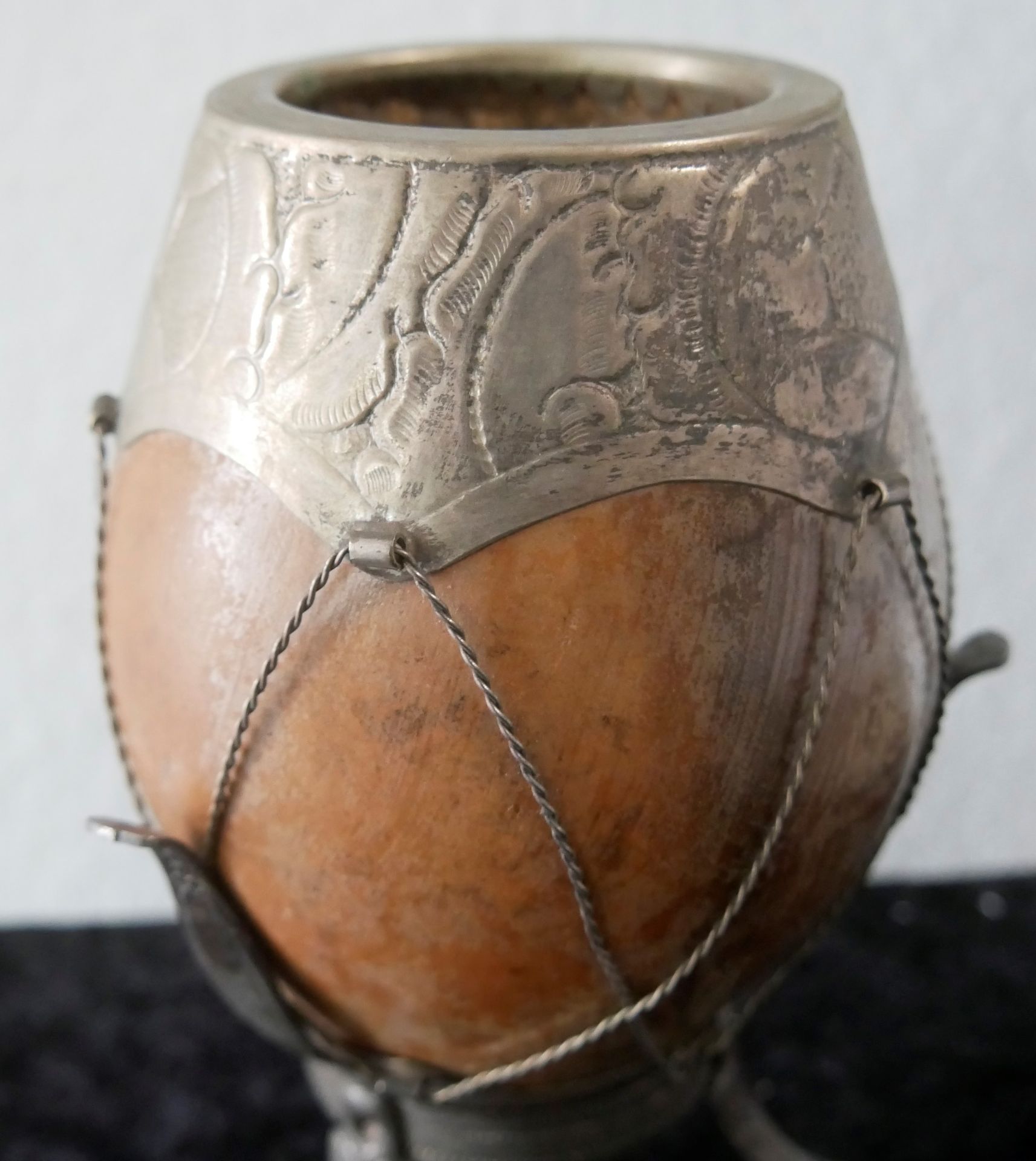 Kokosnuss Vase in versilberter Montur, mit Standfuss, herausnehmbar, Handarbeit, Höhe ca 18cm - Bild 2 aus 4