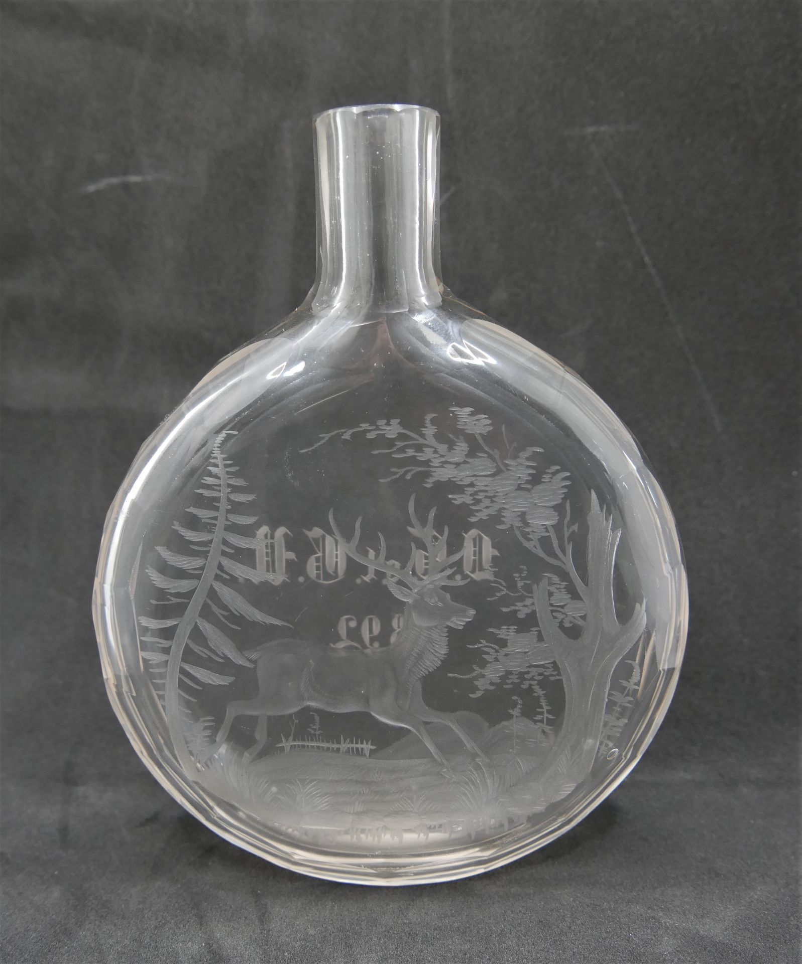 Große Schnupftabakflasche mit feiner Gravur "flüchtender Hirsch" Monogramm und Jahresangabe 1892.