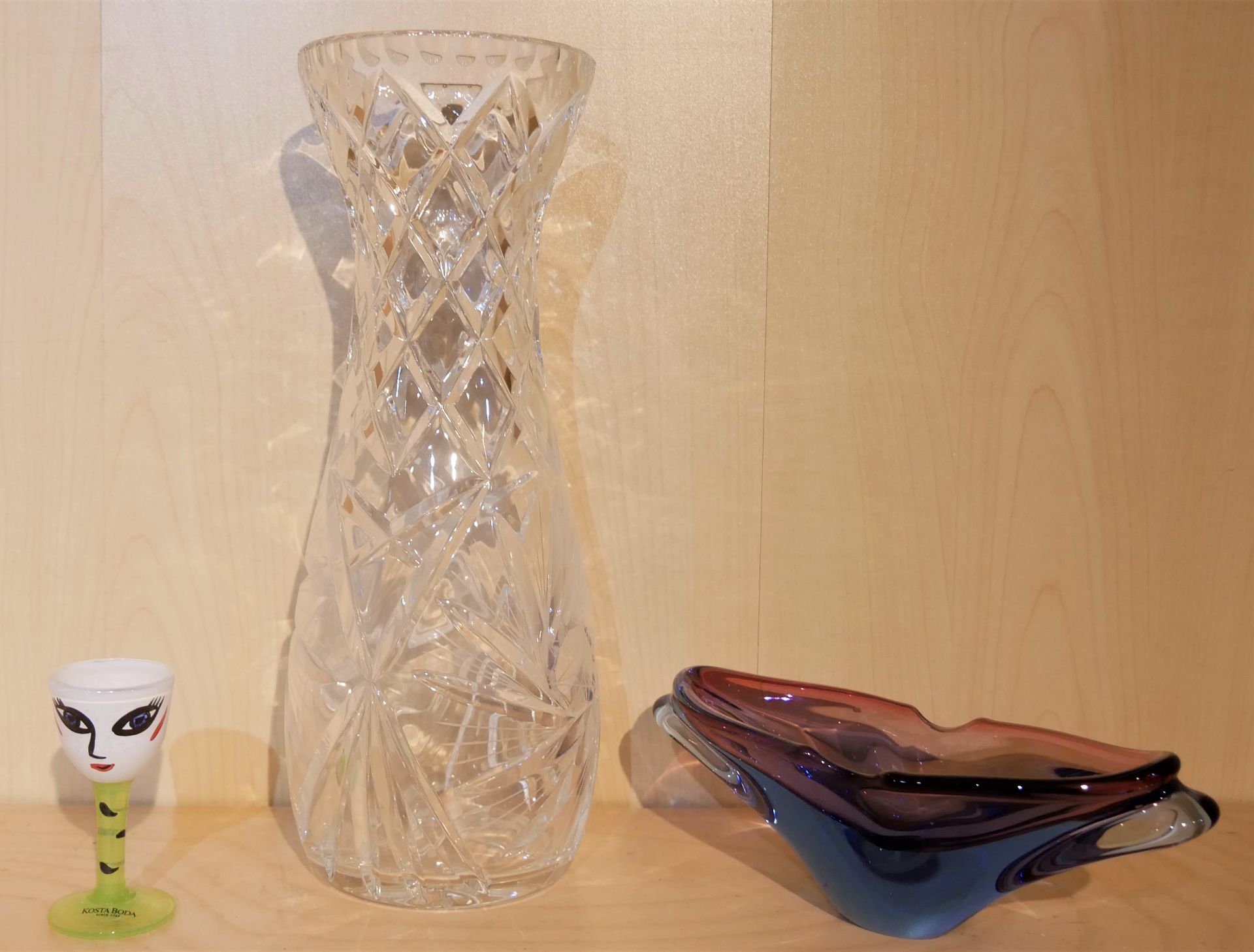 Lot Glas aus Auflösung, dabei 1 Likörglas von Kosta Boda, eine Glasschale blau/rosa, Länge ca. 22 cm