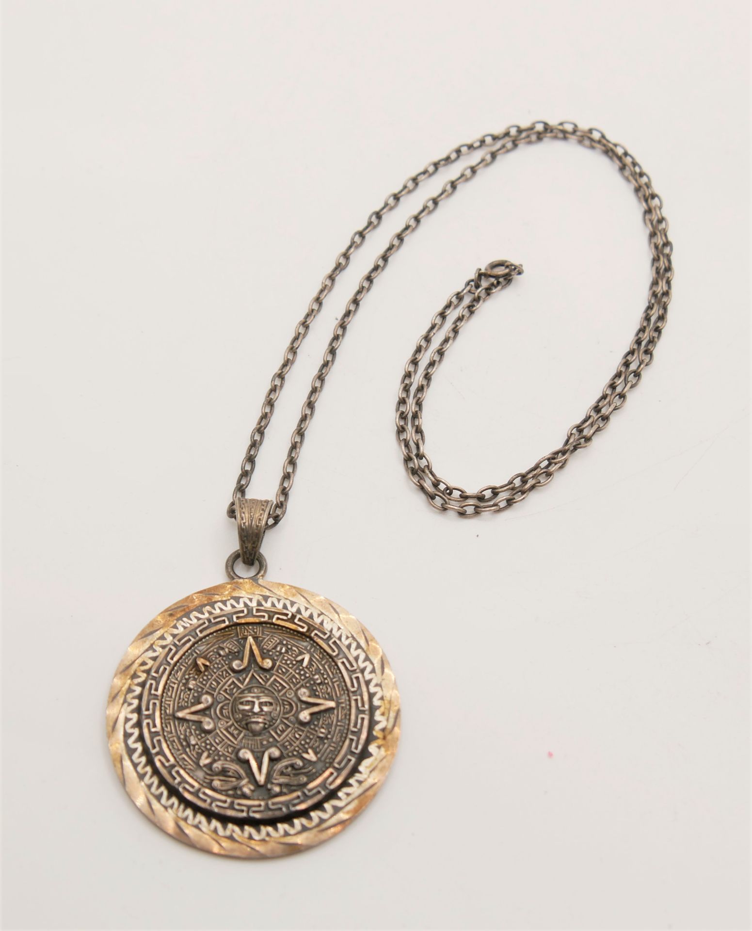925er Silber Kette mit eingefasster Medaille. Länge ca. 60 cm. Bitte besichtigen