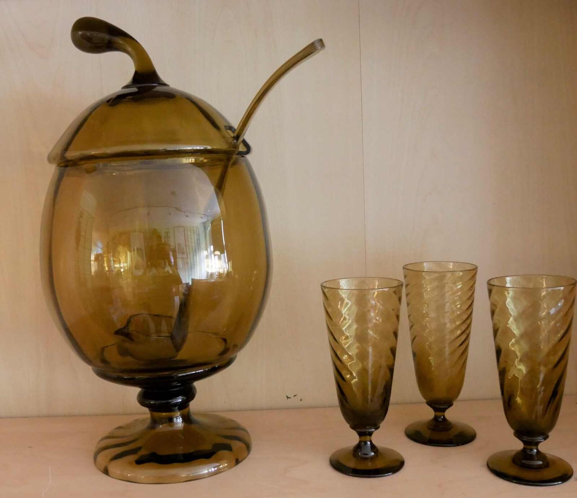 ausgefallene Bowle in braunem Glas um 1930 mit 3 dazu passenden Trinkbechern. Bitte besichtigen