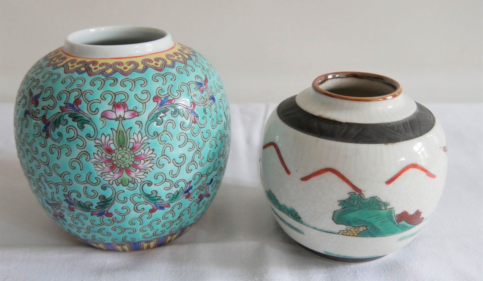 2 Porzellanvasen mit chinesischen Motiven, verschiedene Modelle. Beide Vasen gemarkt. Höhe bis ca. - Bild 2 aus 3
