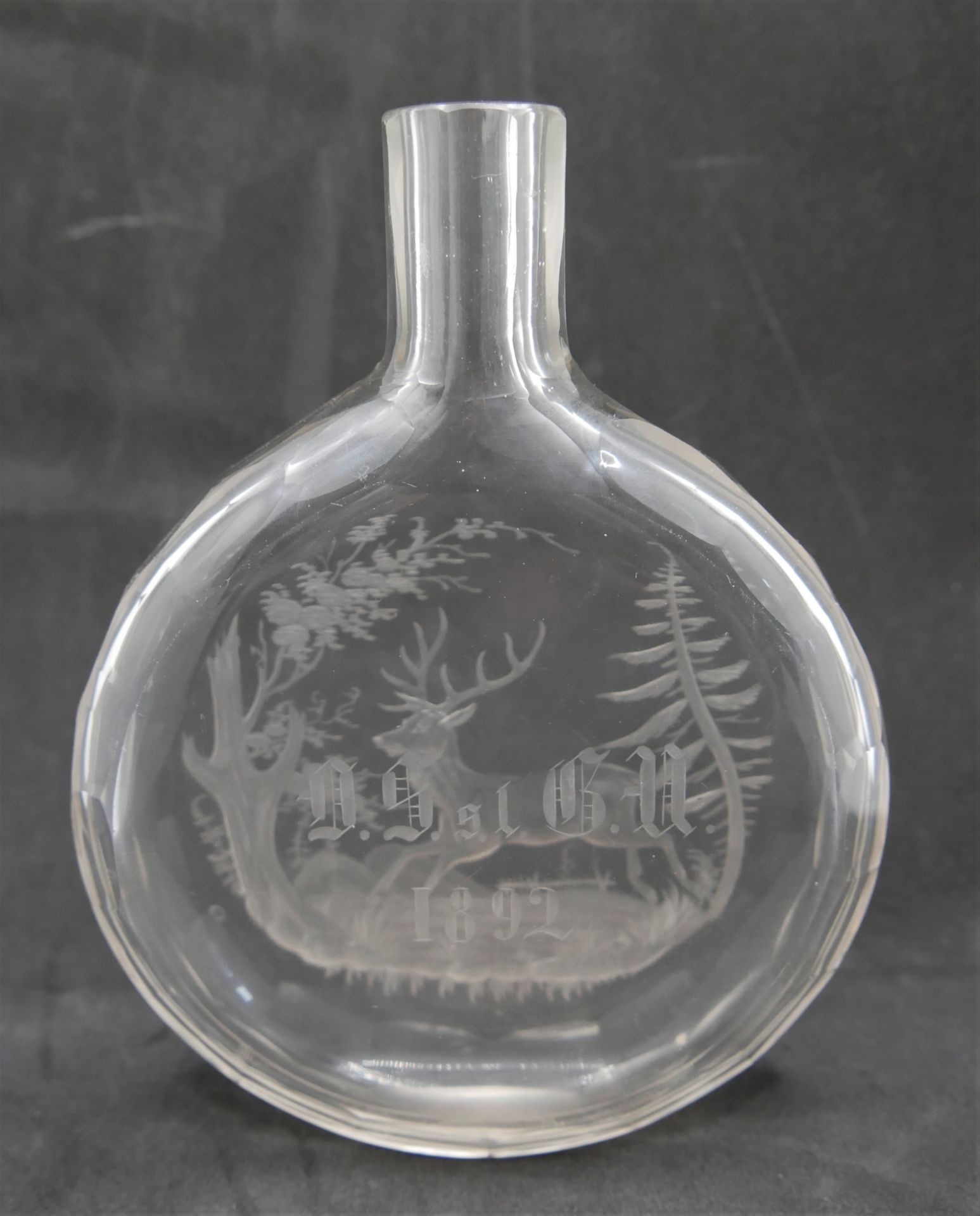 Große Schnupftabakflasche mit feiner Gravur "flüchtender Hirsch" Monogramm und Jahresangabe 1892. - Image 2 of 2