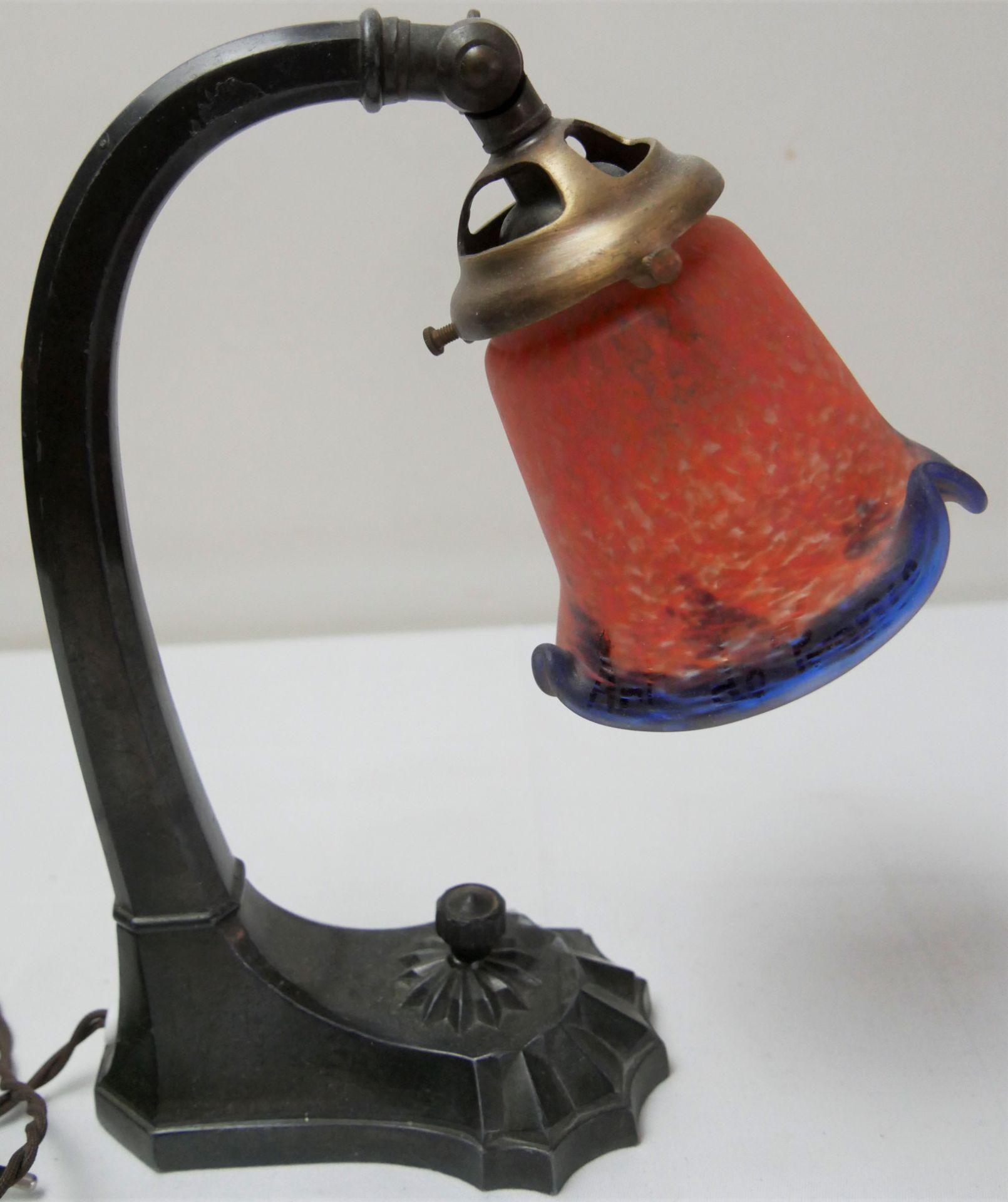 Art Nouveau Tischlampe mit Glasschirm, farbiges und signiertes Persglas mit der Marke „Art de - Bild 2 aus 2