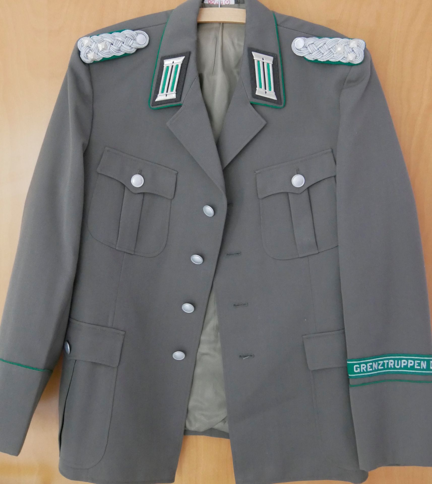 Aus Sammelauflösung! DDR Uniform Jacke mit Effekten "Grenztruppe der DDR" Gr. m 48, guter Zustand.