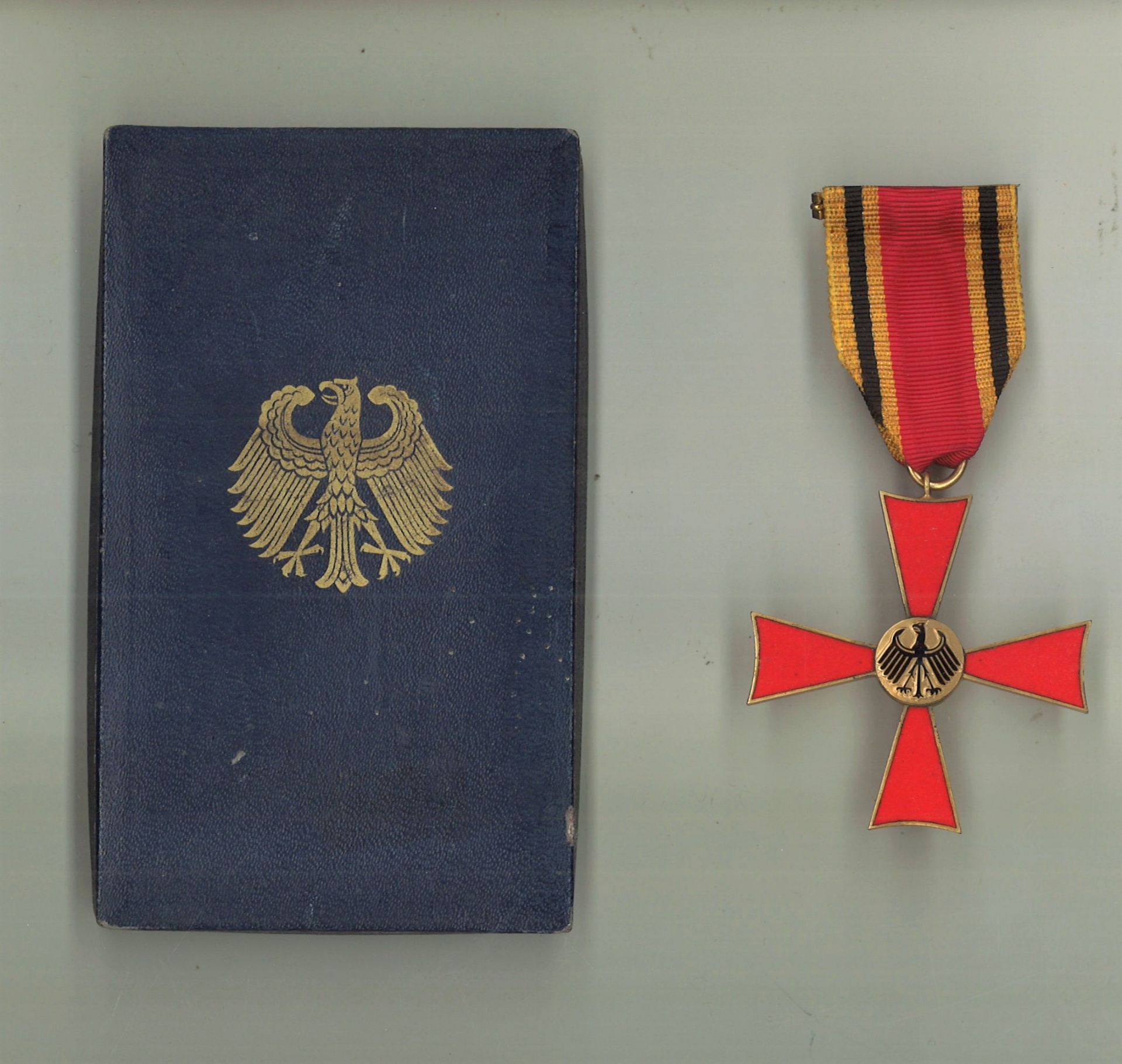 Bundesverdienstkreuz am Bande, in blauer Schachtel. Bitte besichtigen