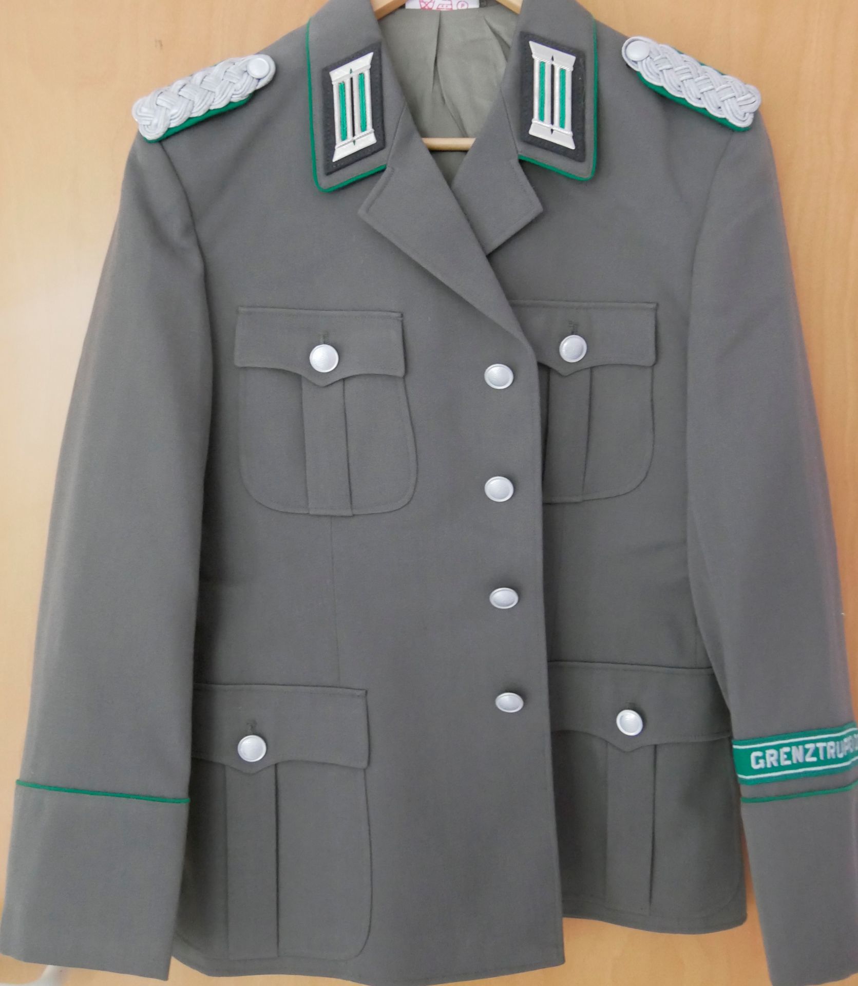 Aus Sammelauflösung! DDR Uniform Jacke mit Effekten "Grenztruppe der DDR" Gr. k 48, guter Zustand.