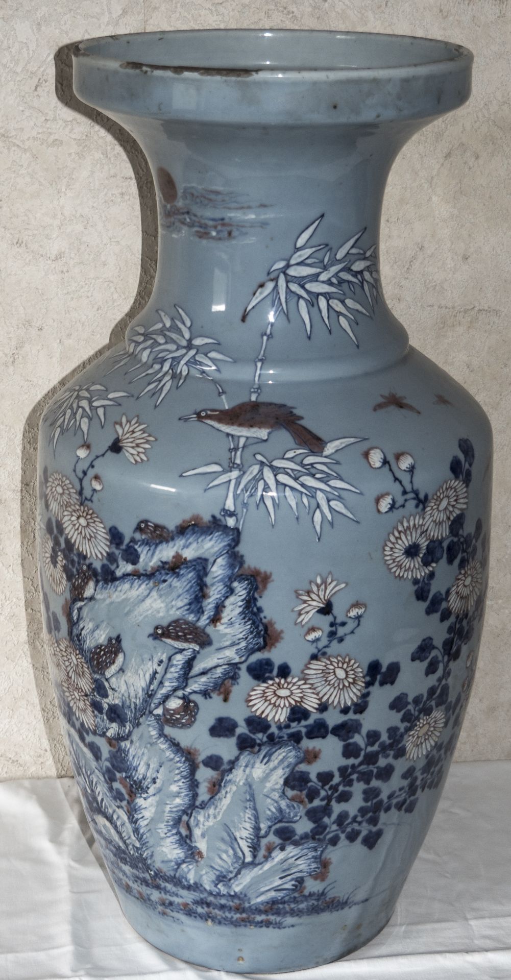 Chinesische Vase, Tao Kuang, um 1830. Blumendekor, bauchig. Höhe: ca. 70 cm. Durchmesser: ca. 36 cm.