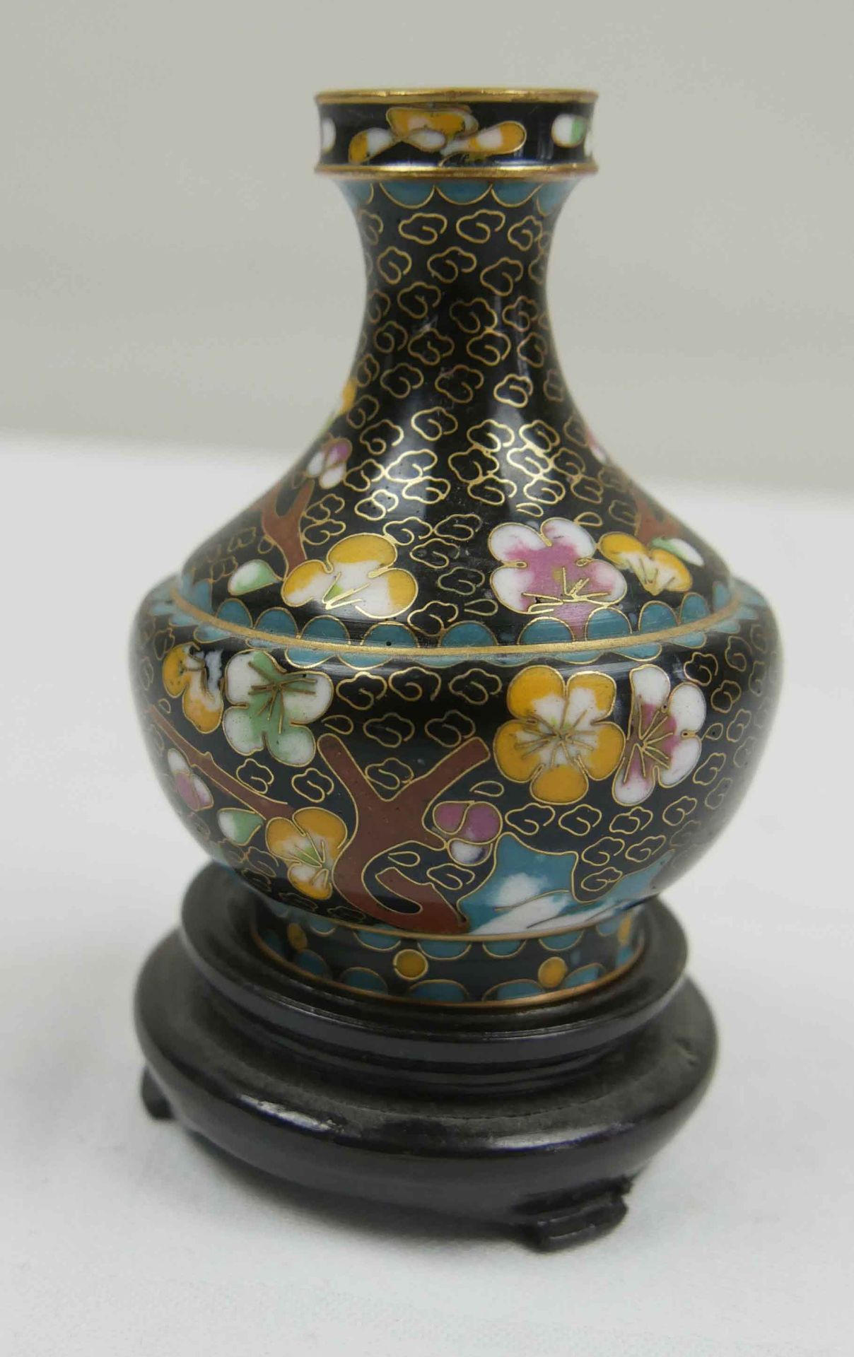 Kleines ältere Cloisonné Vase auf Holzpodest, feine Arbeit. Höhe ca. 7,5 cm - Image 2 of 3